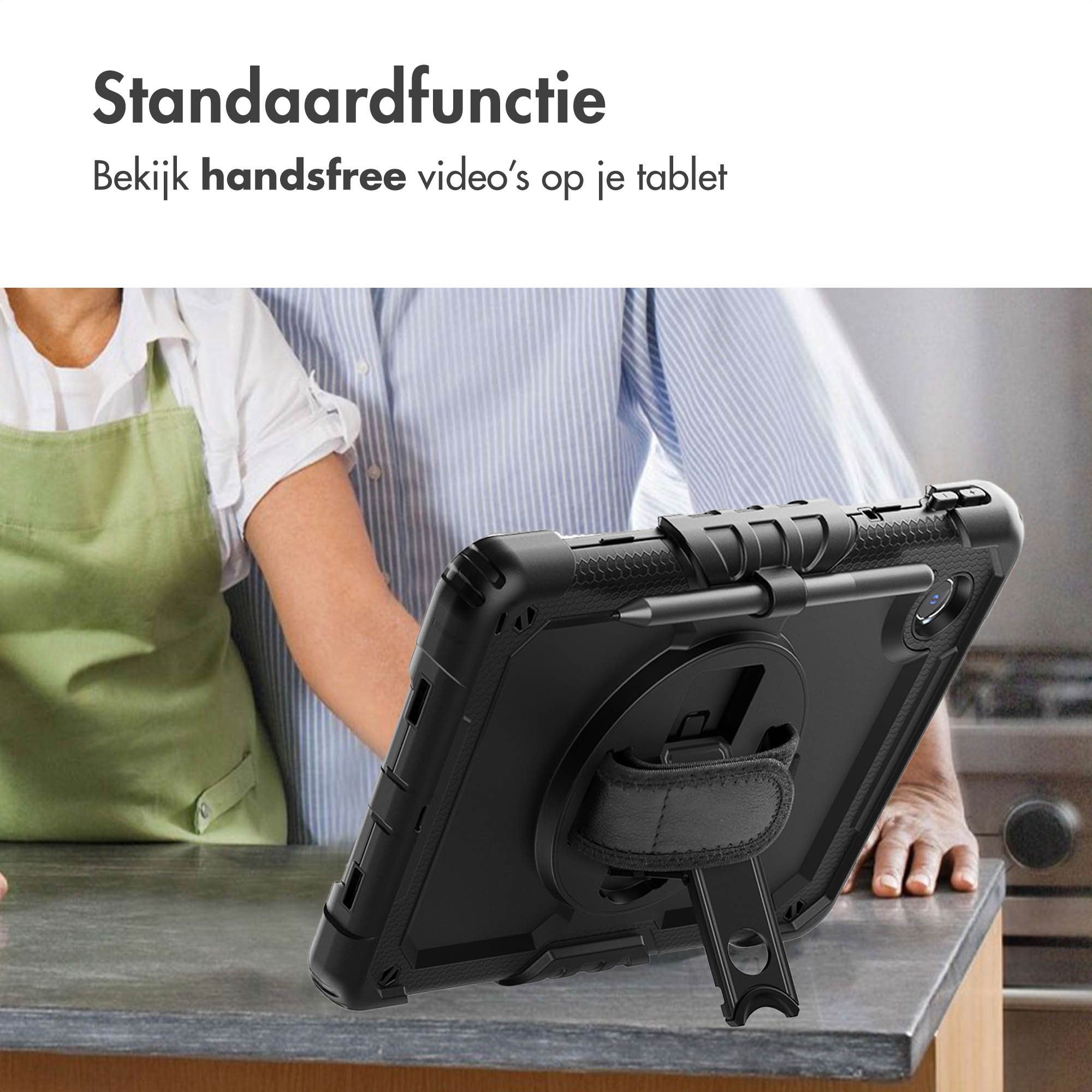 Étui de tablette noir avec béquille, une femme en arrière-plan porte un tablier vert.