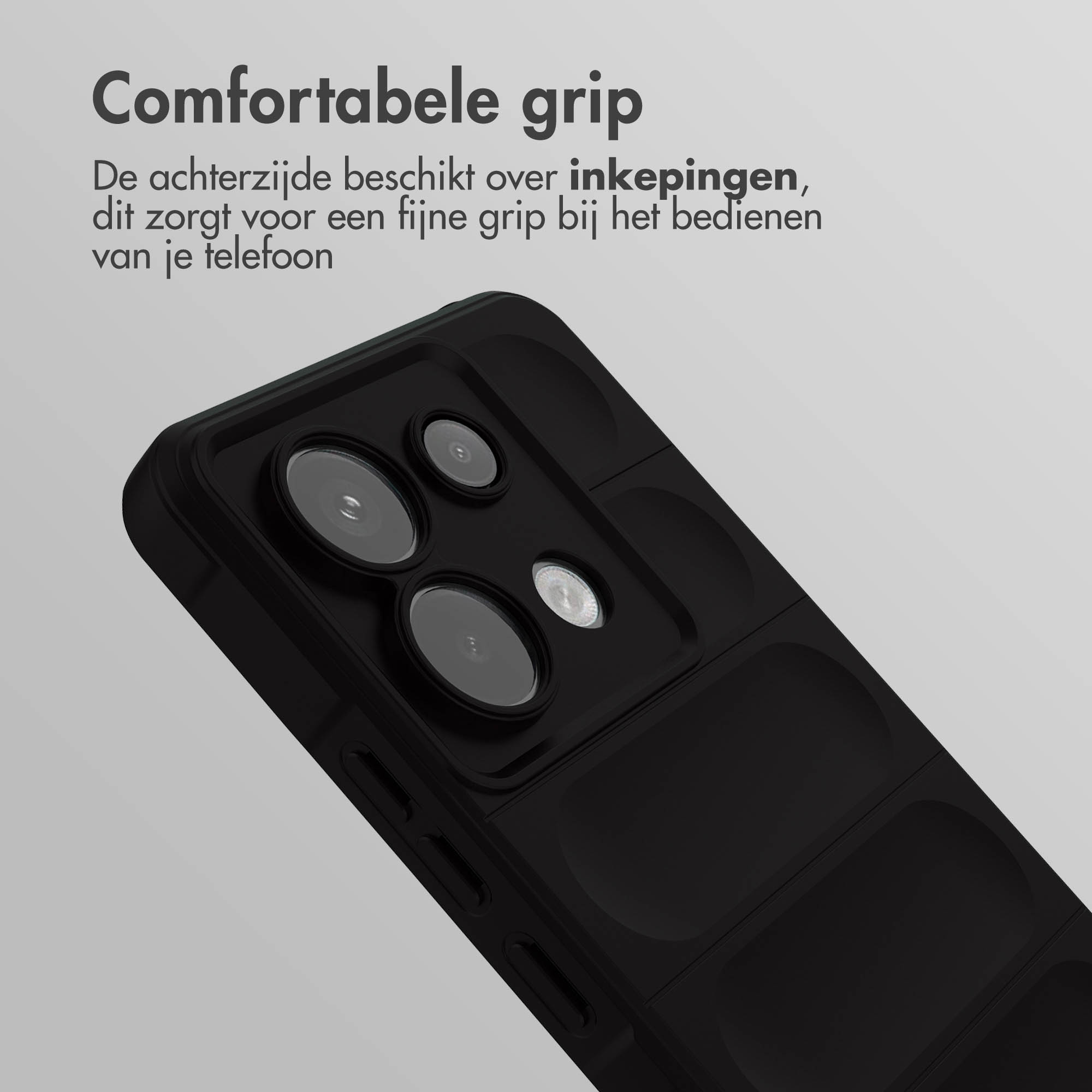 Close-up van een zwarte telefoonhoes met inkepingen voor grip, op een lichtgrijze achtergrond.