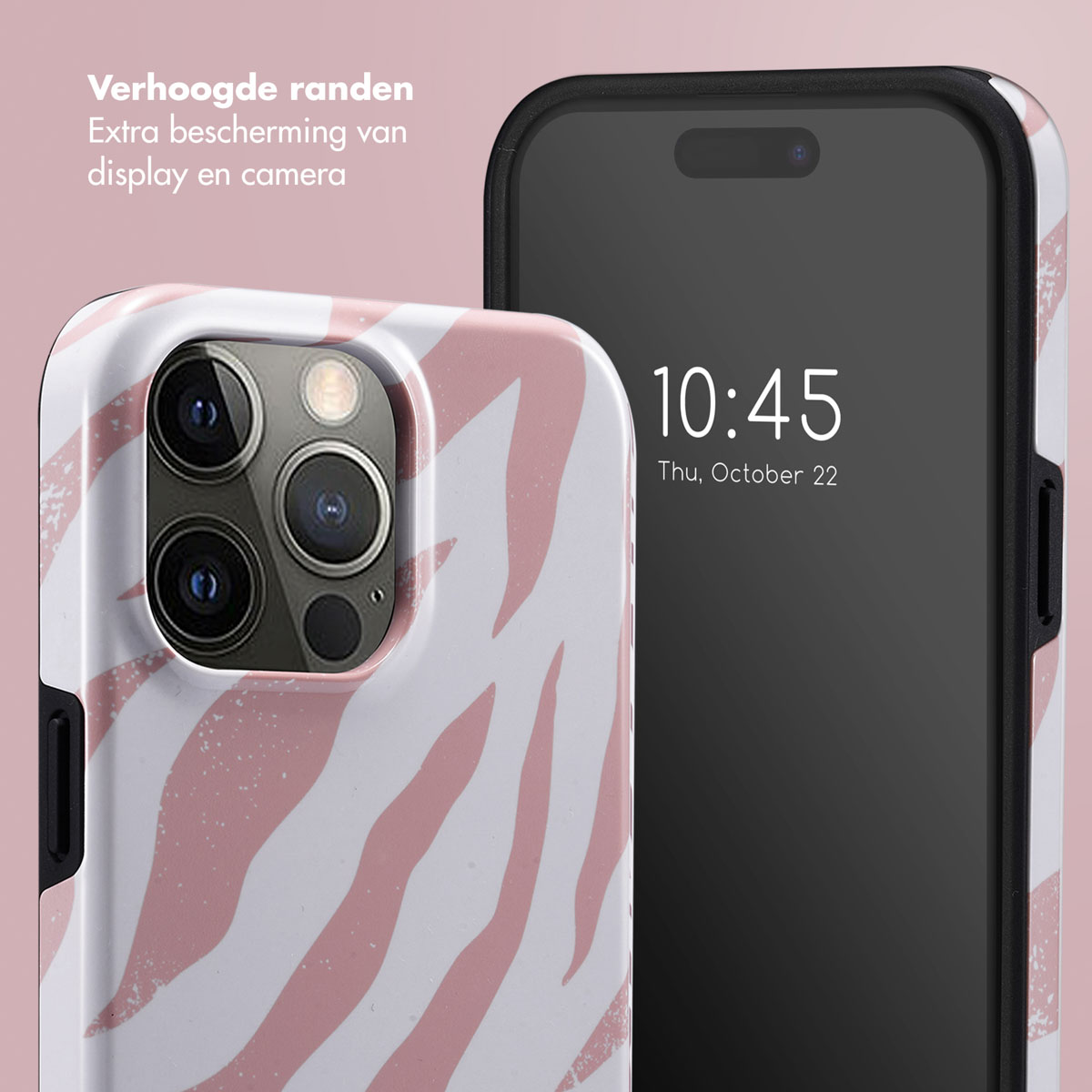 Een telefoon in een zebra gestreepte hoes toont 10:45 op het scherm. De hoes is wit met roze strepen en de achtergrond is roze.
