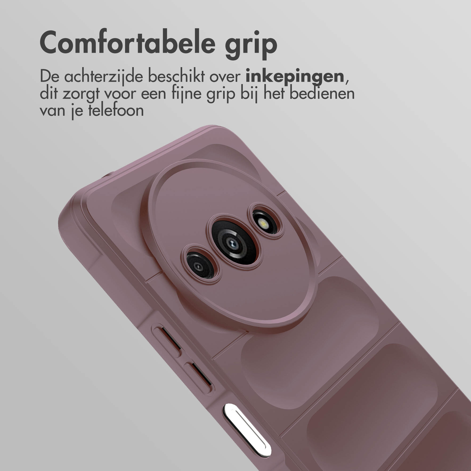 Close-up van een bordeauxrode telefoonhoes met inkepingen voor grip, op een lichtgrijze achtergrond.