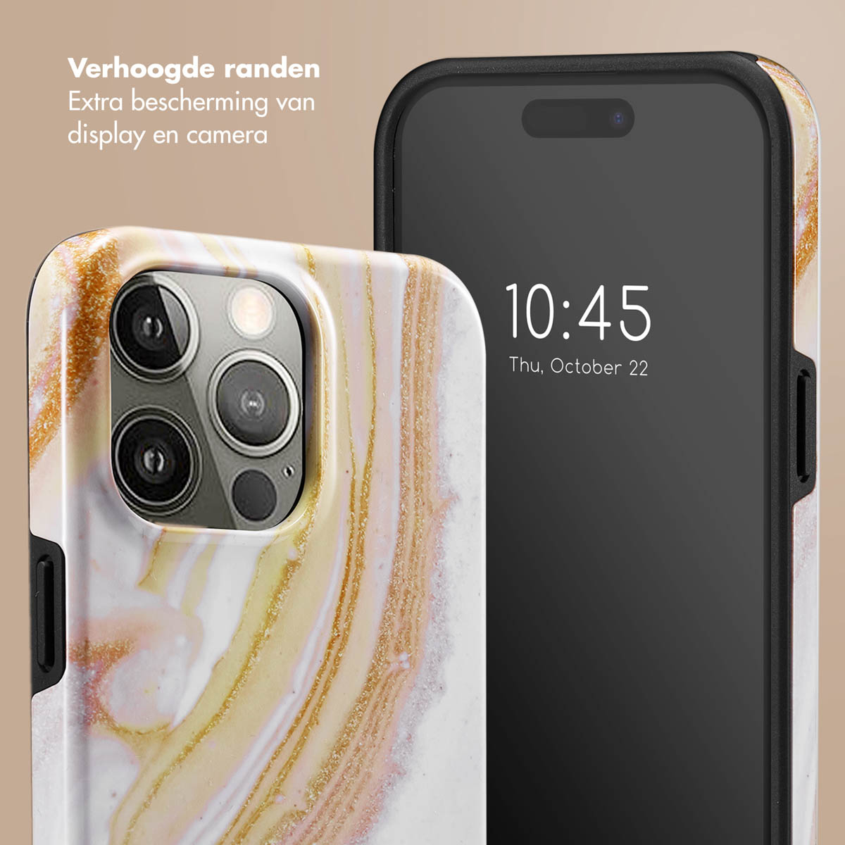 Un smartphone avec un étui à motif marbré affiche l'heure. L'étui a des bords surélevés pour protéger l'écran et l'appareil photo.