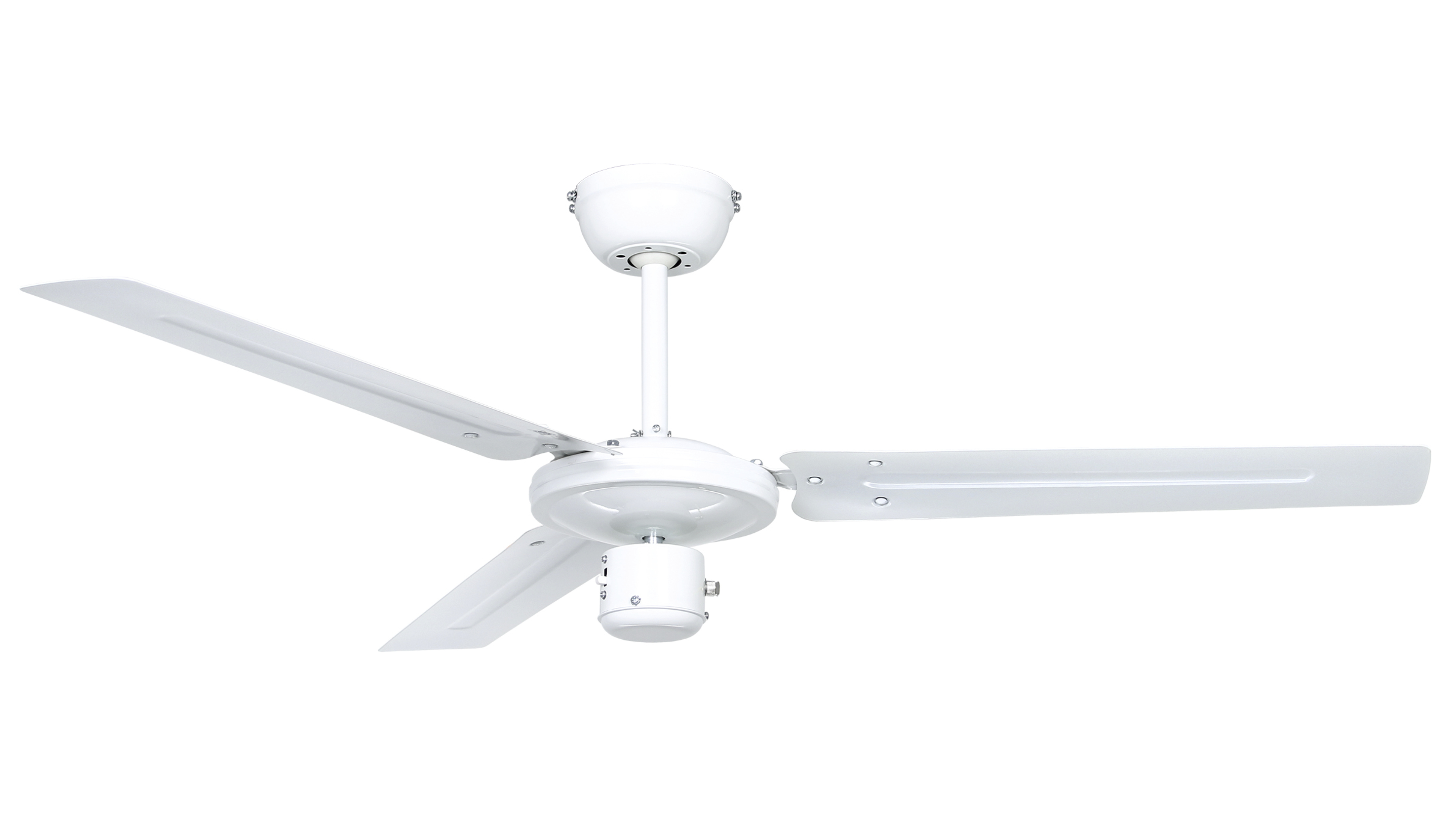 Weißer Deckenventilator mit drei Blättern, von der Decke hängend, auf Weiß.