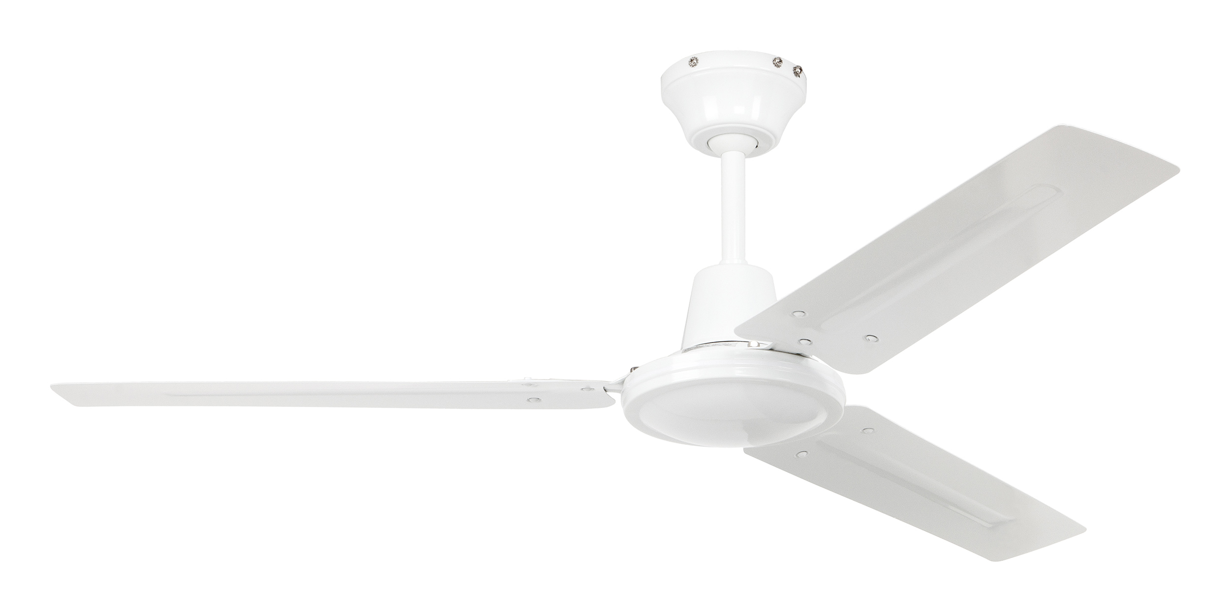 Weißer Deckenventilator mit drei Flügeln. Die Flügel sind angewinkelt. Weißer Hintergrund.