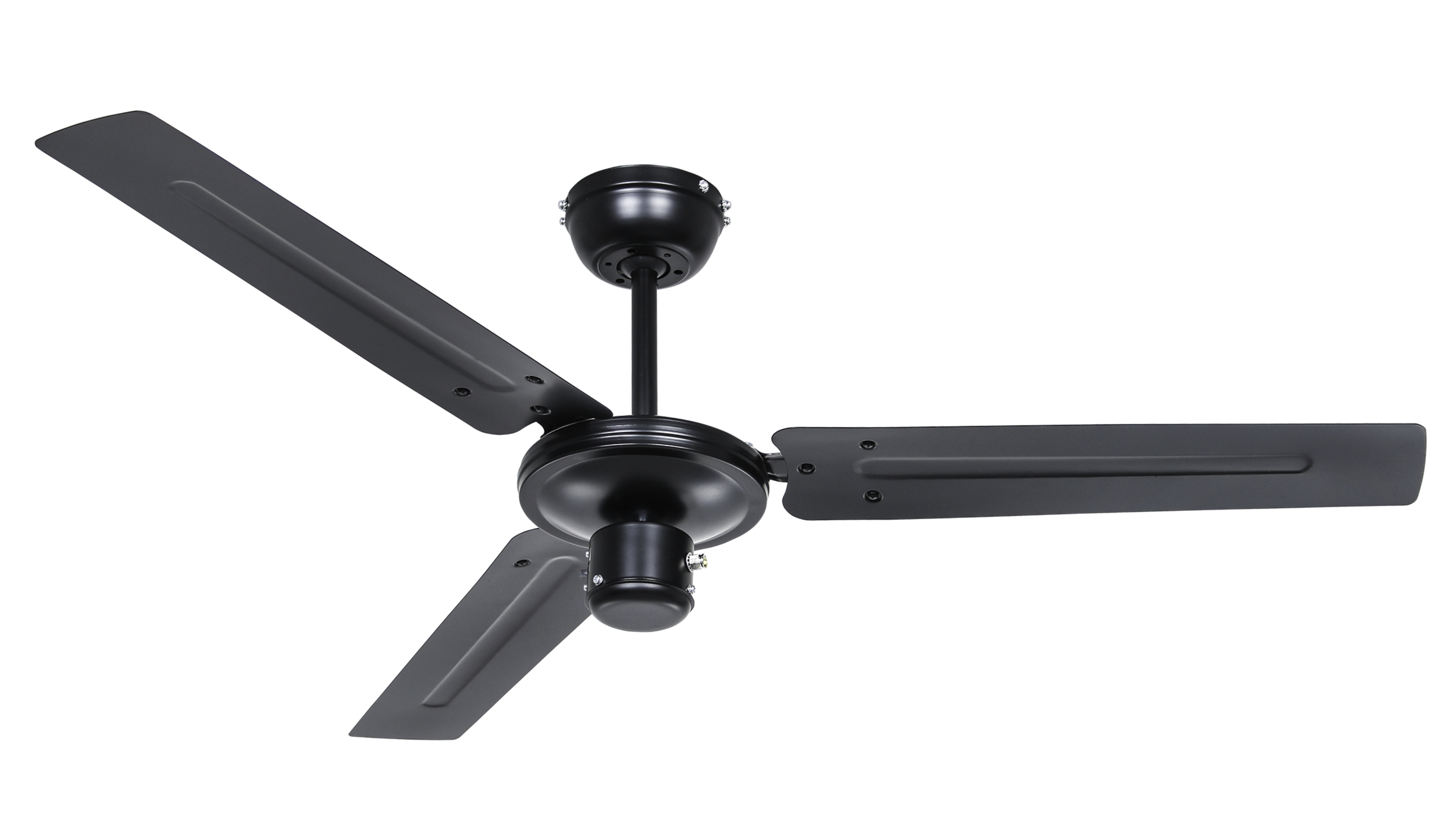 Un ventilatore da soffitto nero con tre pale. È montato su un soffitto bianco.