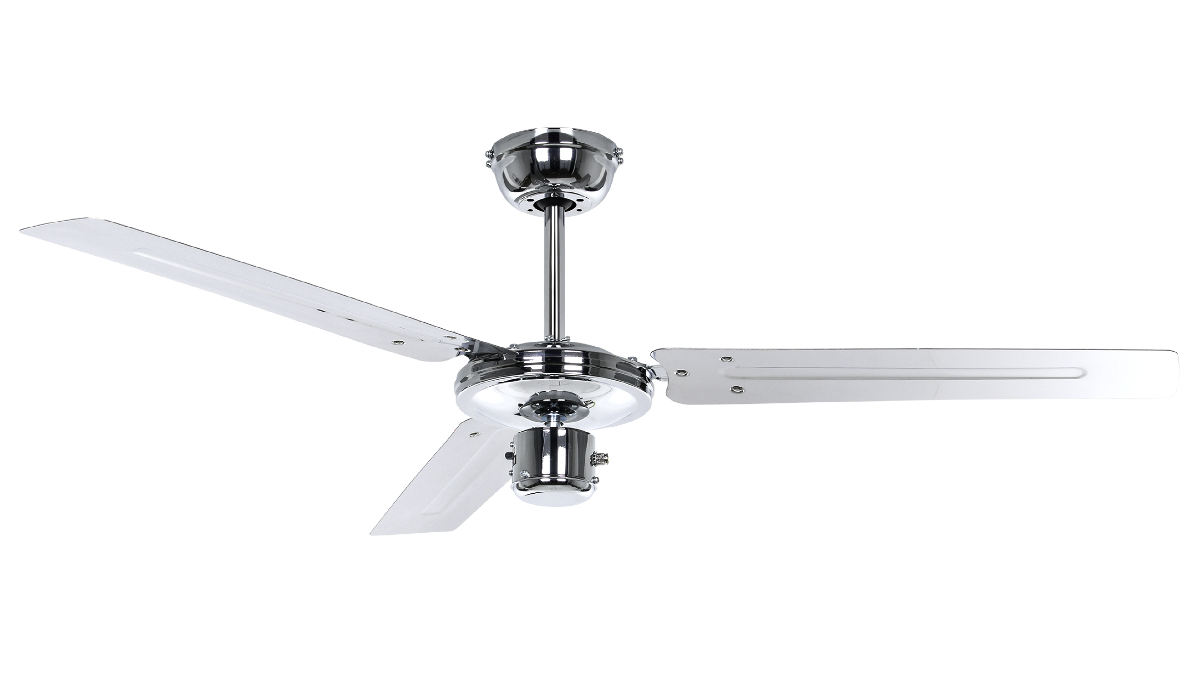 Ventilatore da soffitto cromato con tre pale bianche. Sfondo bianco.