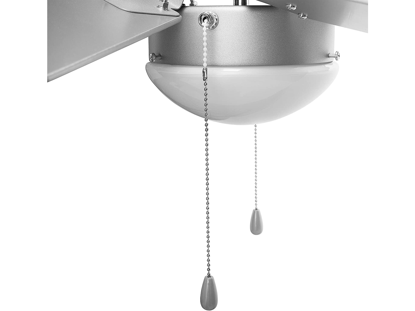 Nahaufnahme eines silbernen Deckenventilators mit Leuchte und herunterhängenden Zugketten vor weißem Hintergrund.