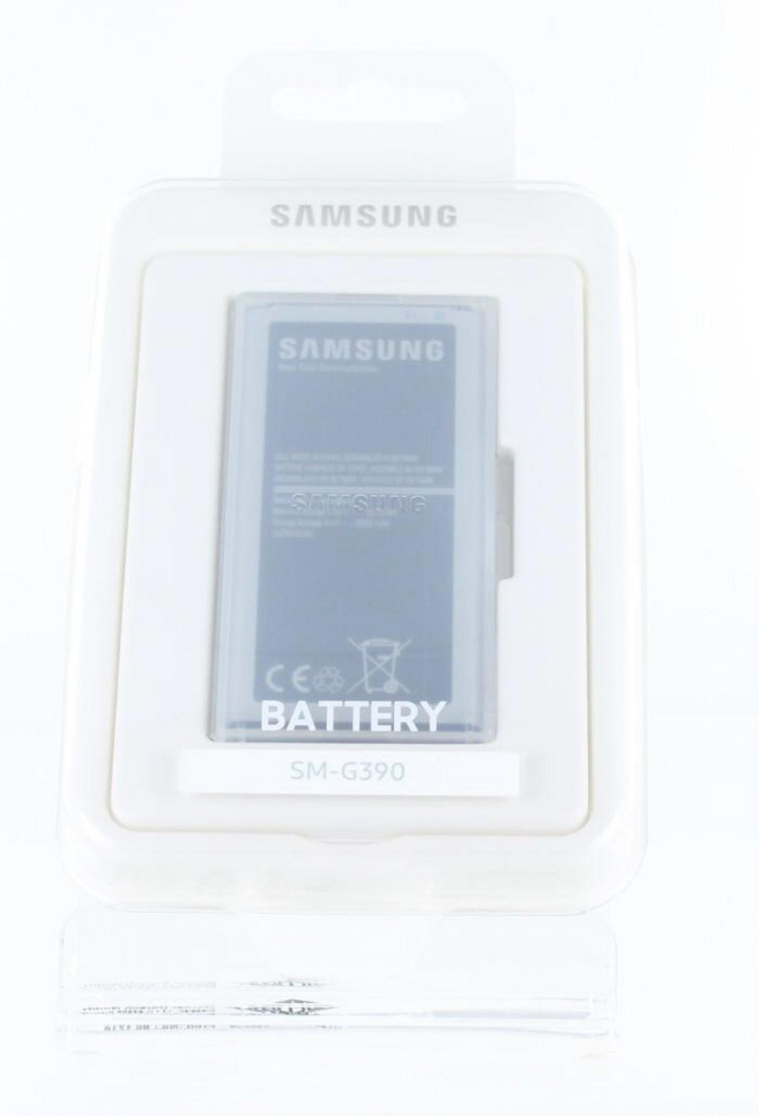 Weiße Samsung Batterie in klarer Plastikverpackung, mit Text.