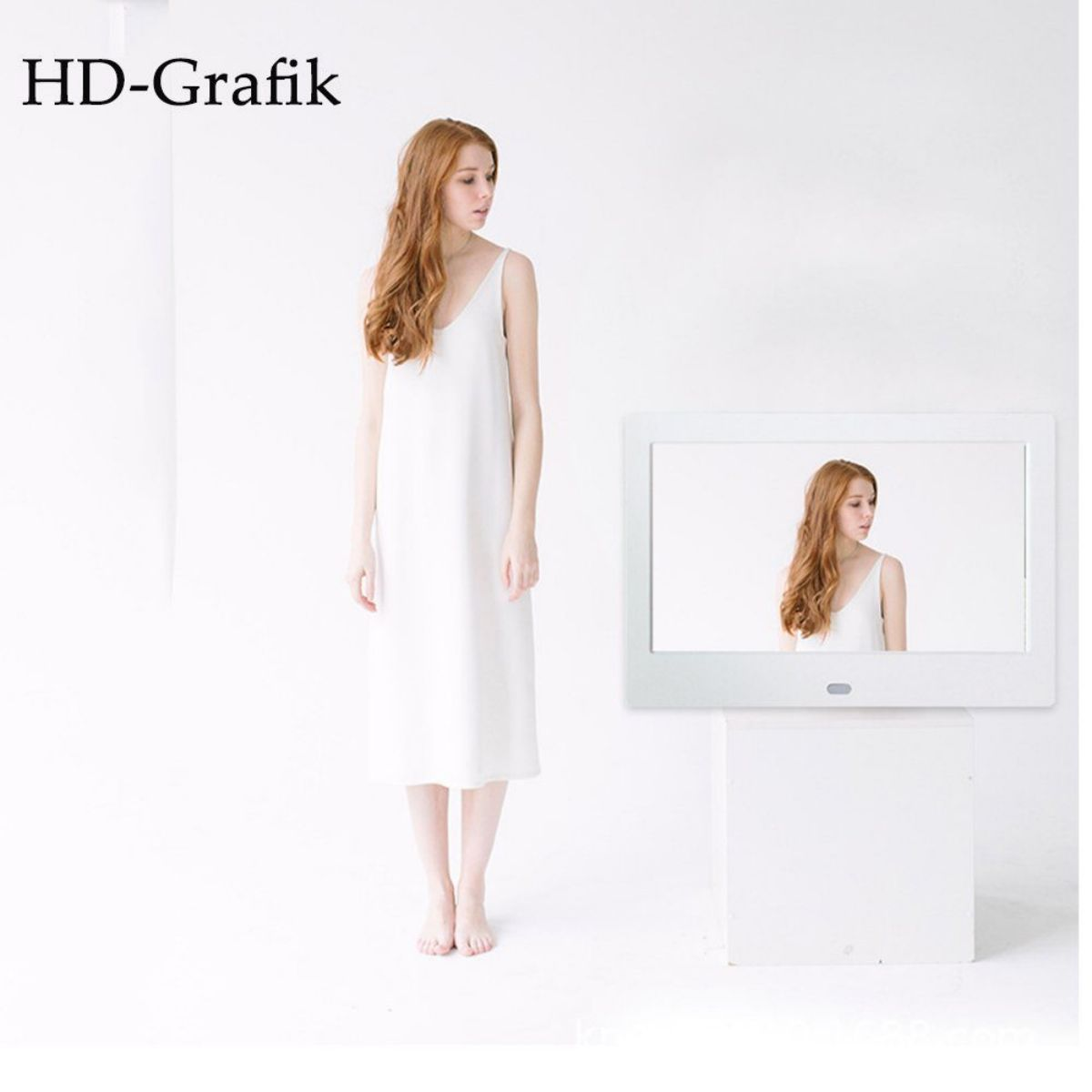 Eine Frau in einem weißen Kleid steht vor einem Spiegel, der ihr Bild vor weißem Hintergrund reflektiert.