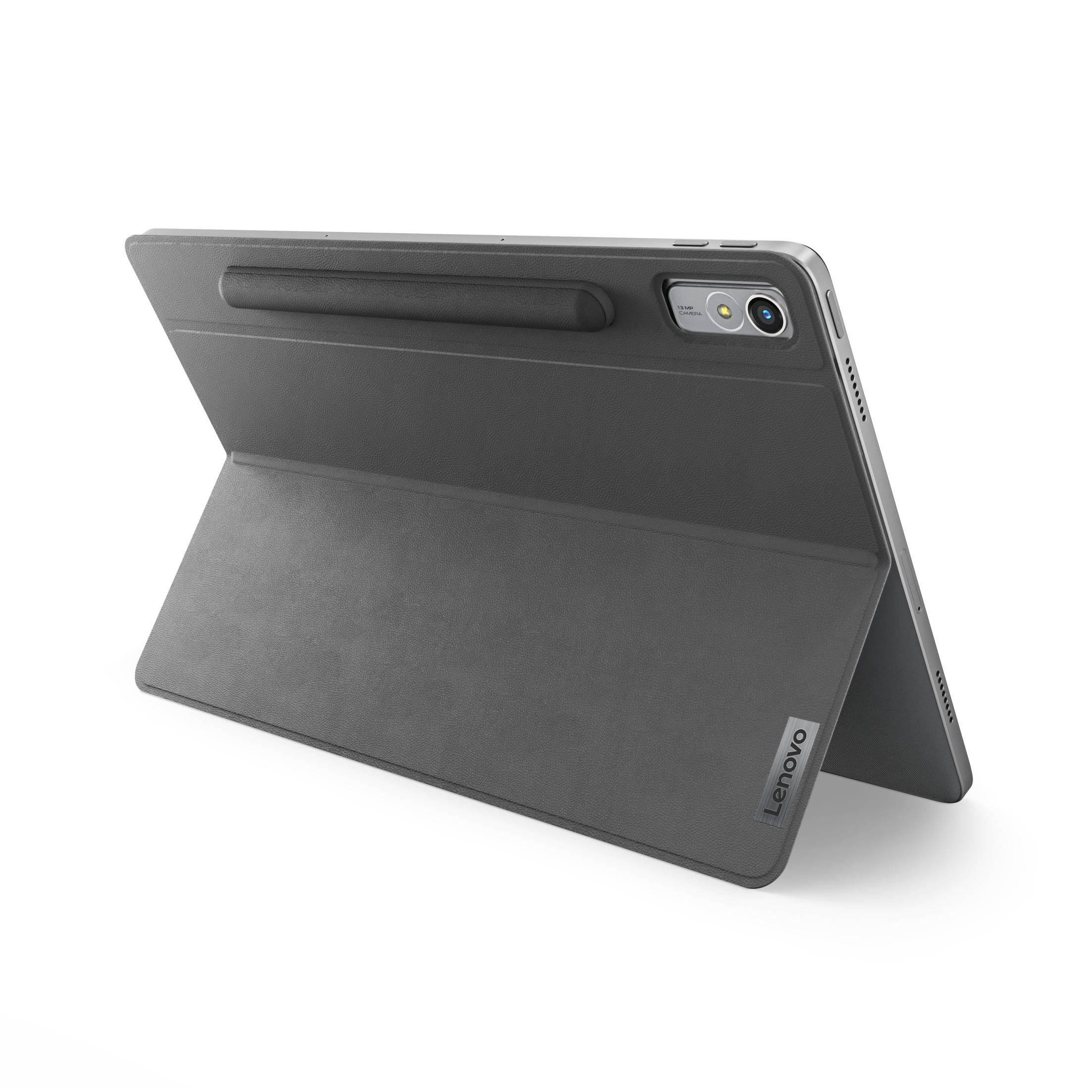 Graues Tablet mit Hülle, aufgestellt. Das Lenovo-Logo ist sichtbar.