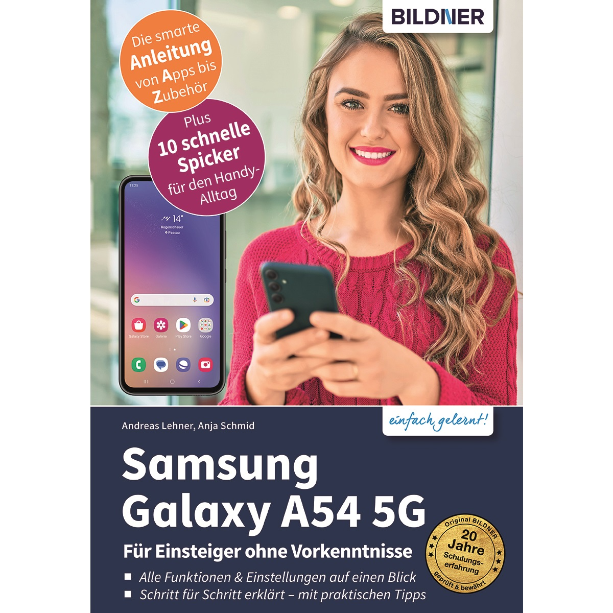 Eine Frau lächelt, hält ein Telefon mit einem Buch darunter. Buchtitel: Samsung Galaxy A54 5G, für Anfänger.