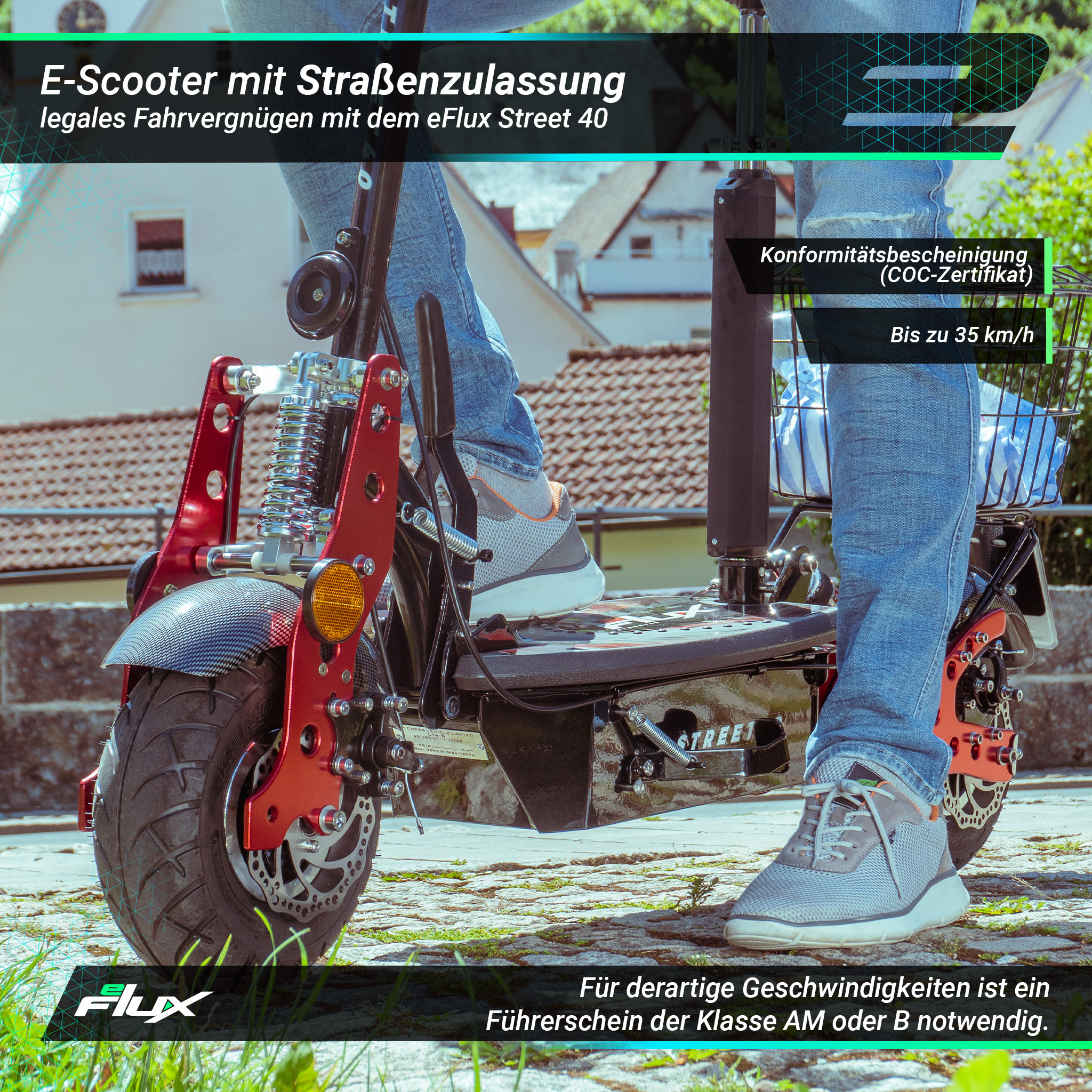 Elektroroller wird auf einer Straße gefahren. Beine und Füße des Fahrers sichtbar.