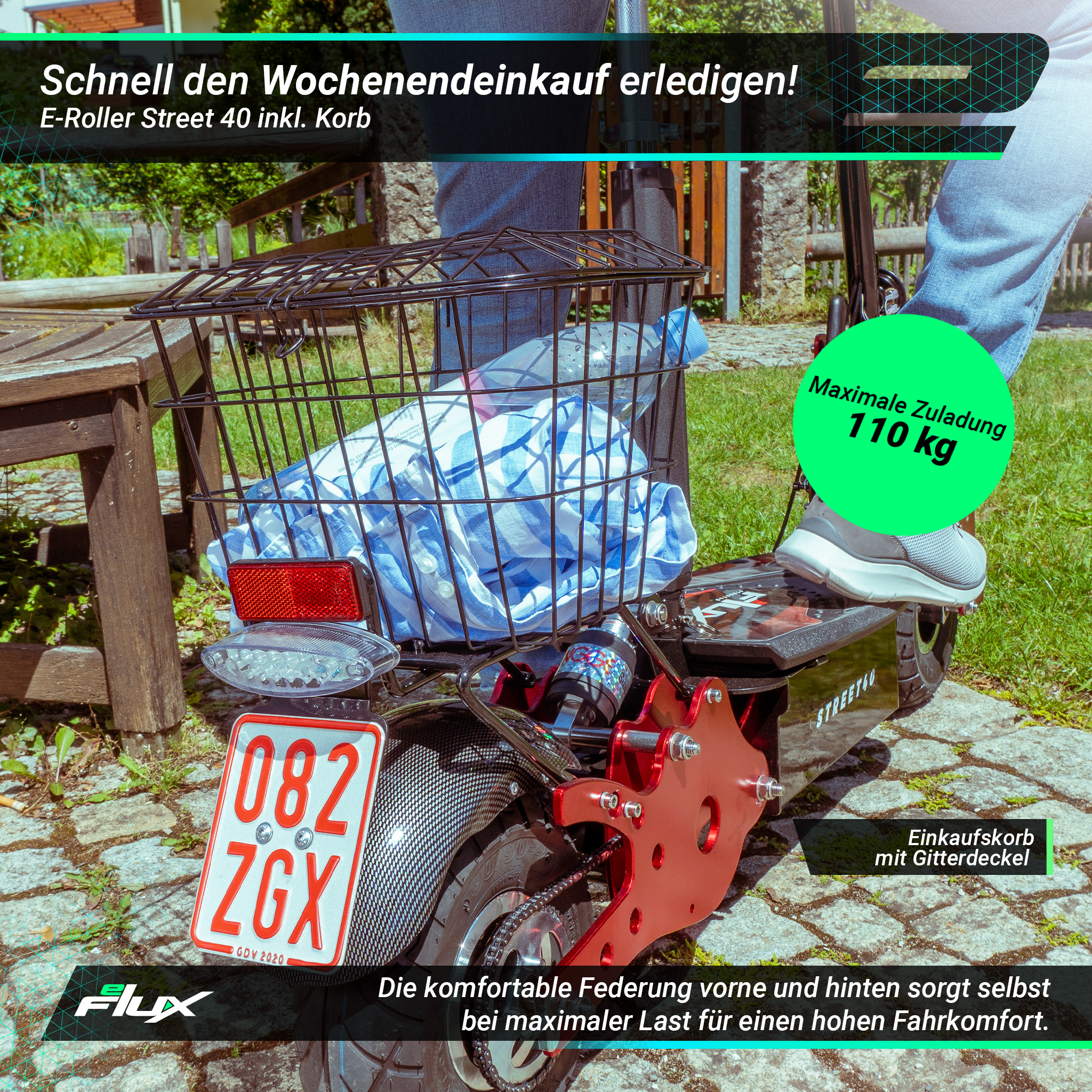Eine Person steht neben einem E-Roller mit einem Korb voller Gegenstände. Hintergrund ist ein Park.
