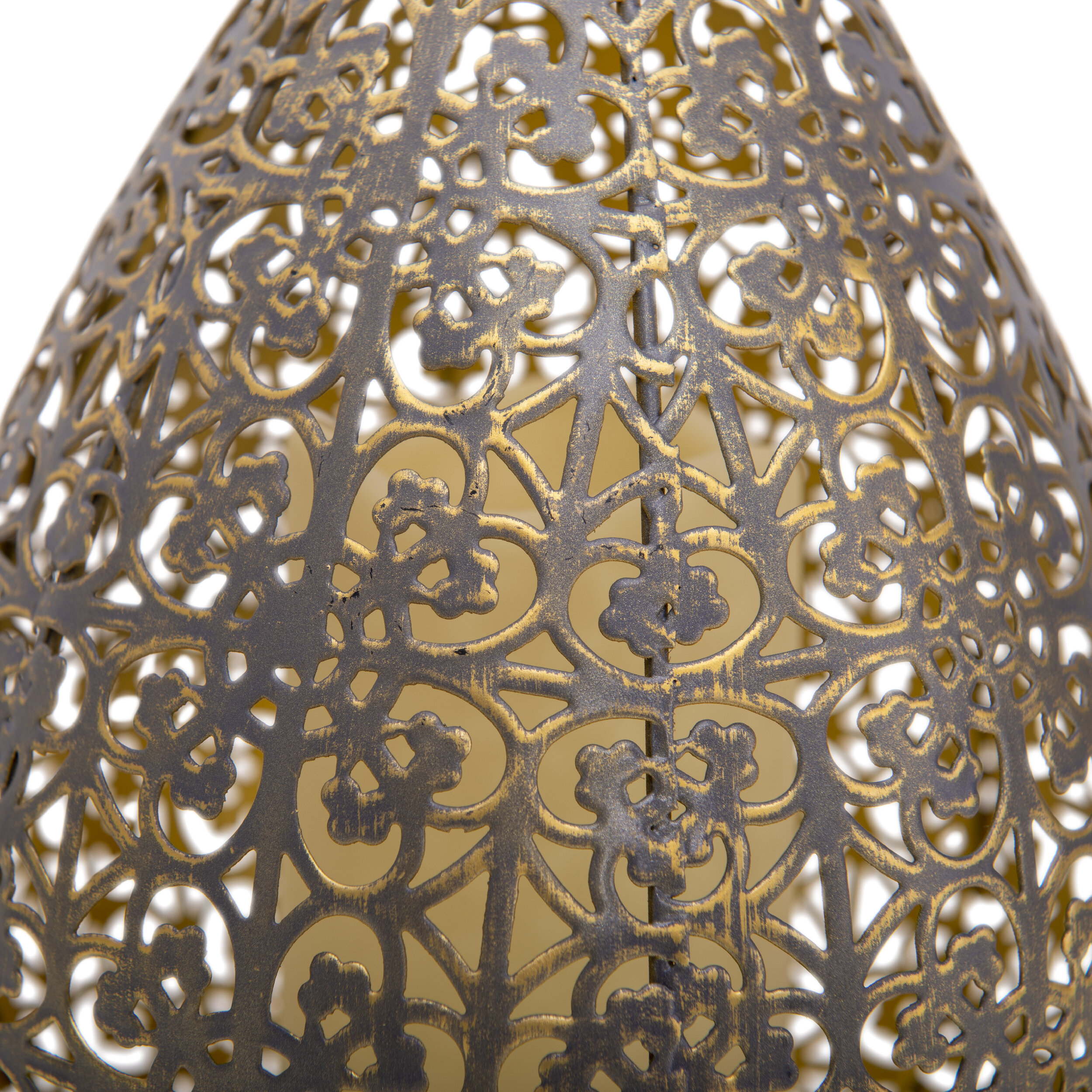 Eine dekorative Metalllaterne mit filigranem Design, die eine Kerze im Inneren zeigt. Die Laterne steht auf weißem Grund.