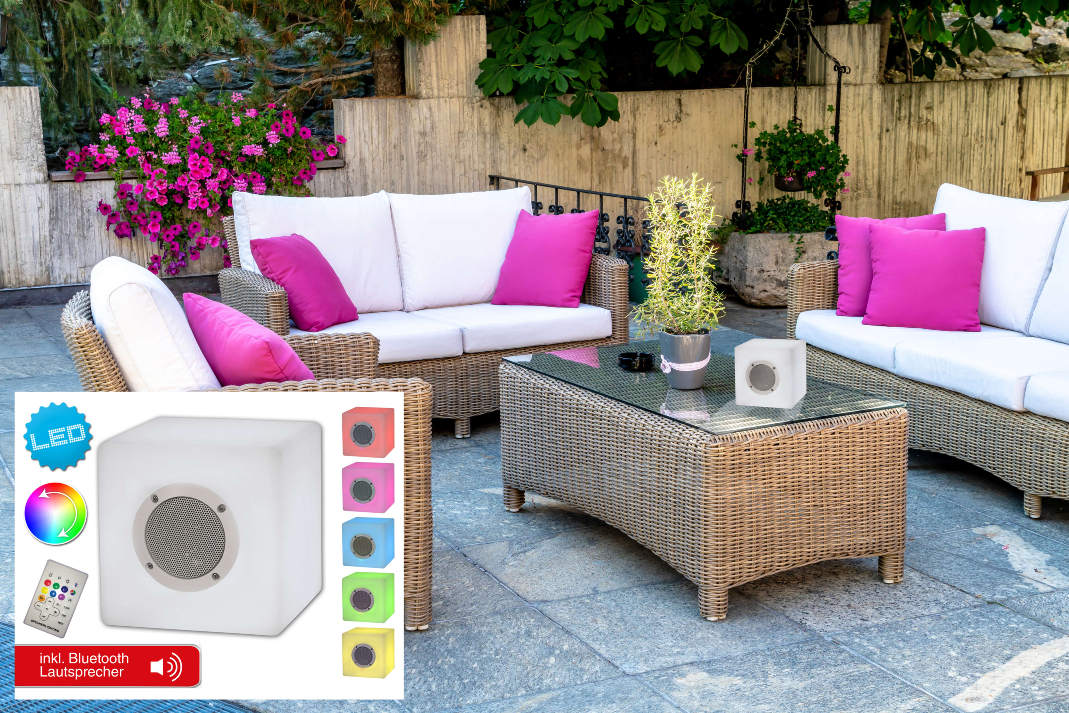 Szene im Freien mit Würfel-Lautsprecher, Sofas und rosa Kissen.