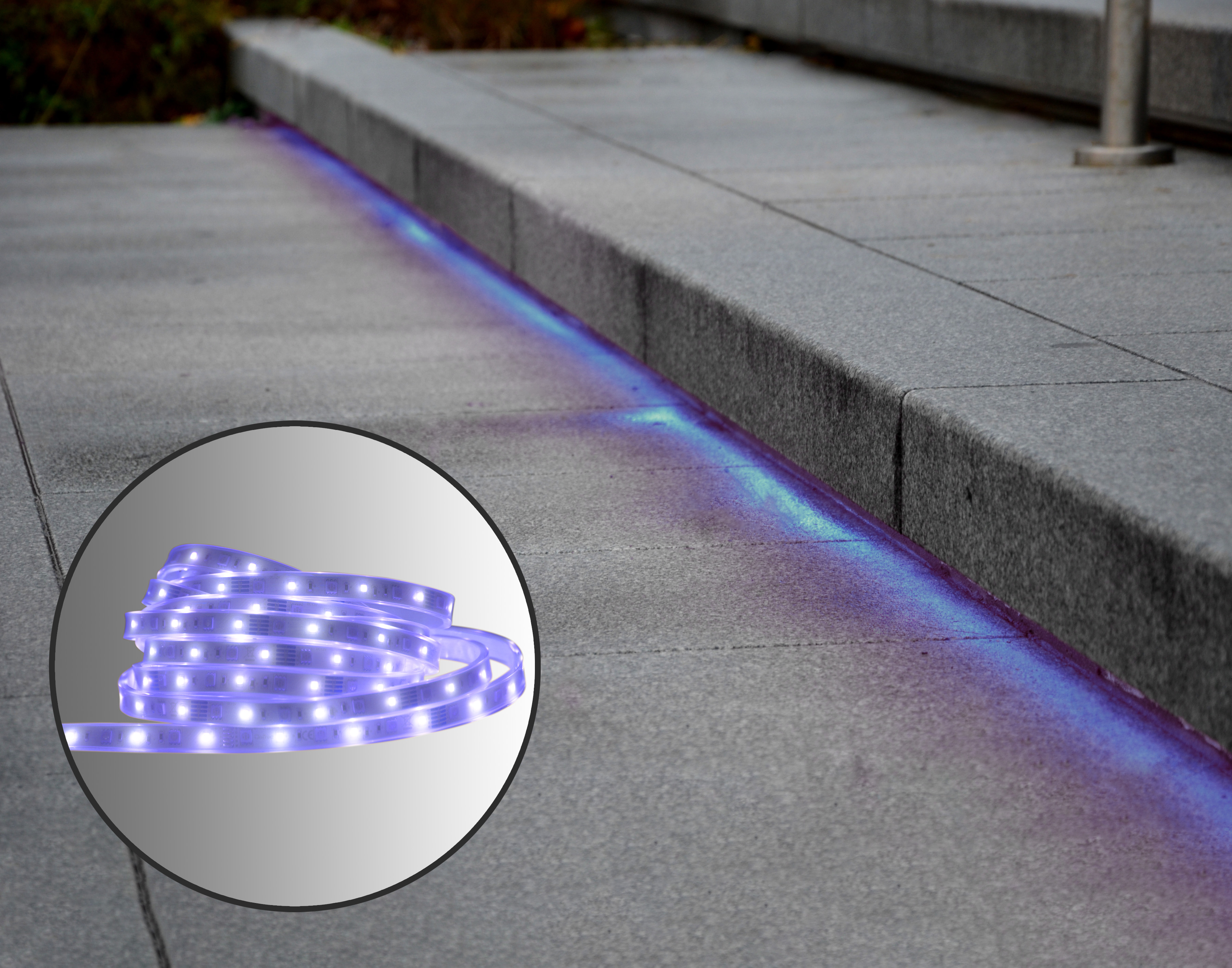 Steinstufen mit einem blauen LED-Streifen am Rand.