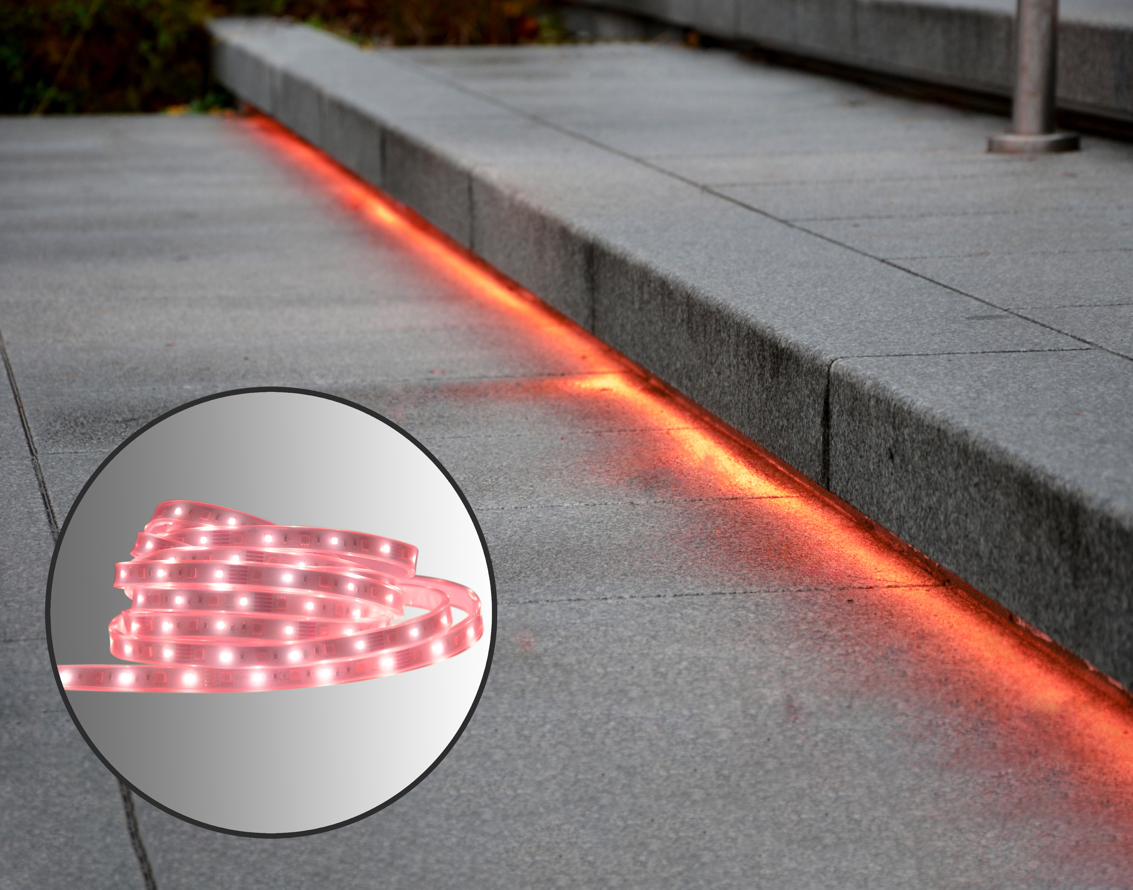 Betontreppe mit roter LED-Streifenbeleuchtung an der Seite, mit Nahaufnahme.
