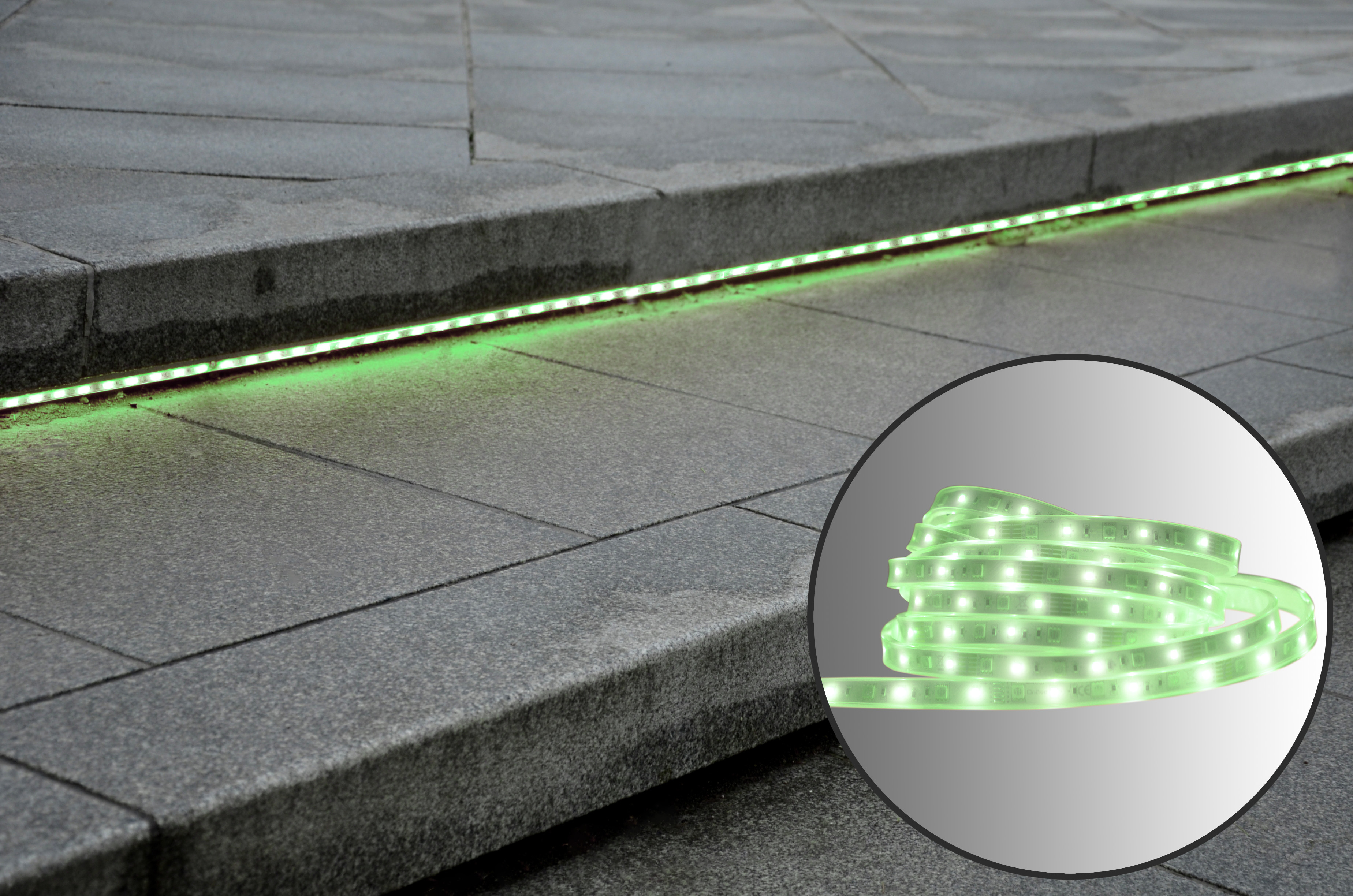 Grüner LED-Lichtstreifen auf grauen Stufen mit Nahaufnahme im Kreis.