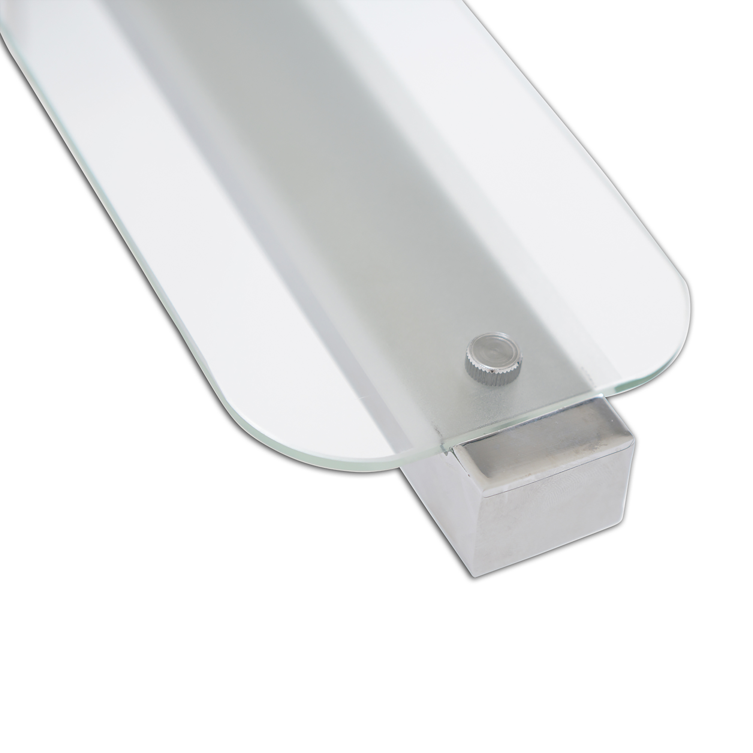 Nahaufnahme eines Glasregals mit Metallhalterung auf weißem Hintergrund.