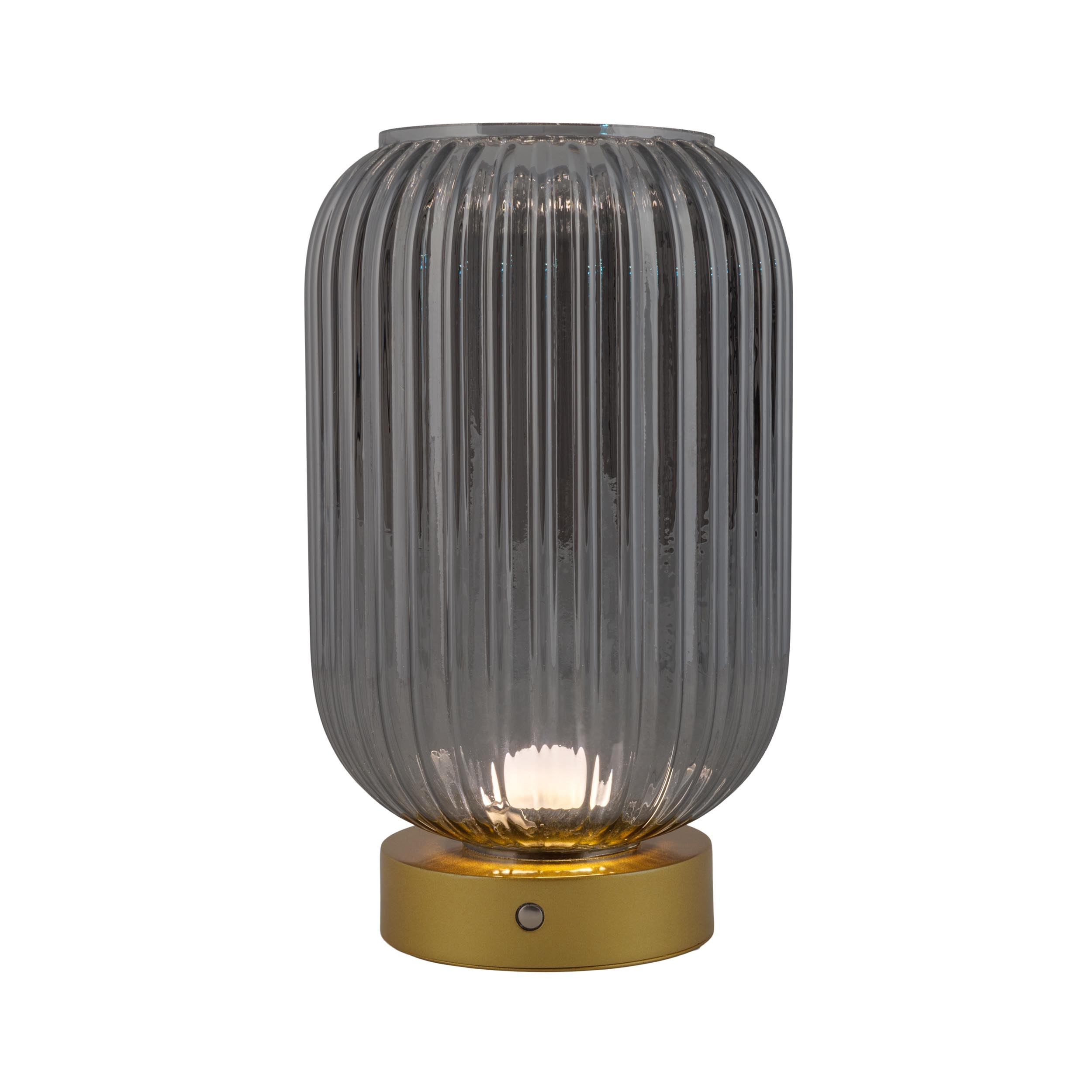 Eine klare, strukturierte Glas-Tischlampe mit goldenem Sockel, die Licht ausstrahlt, vor weißem Hintergrund.