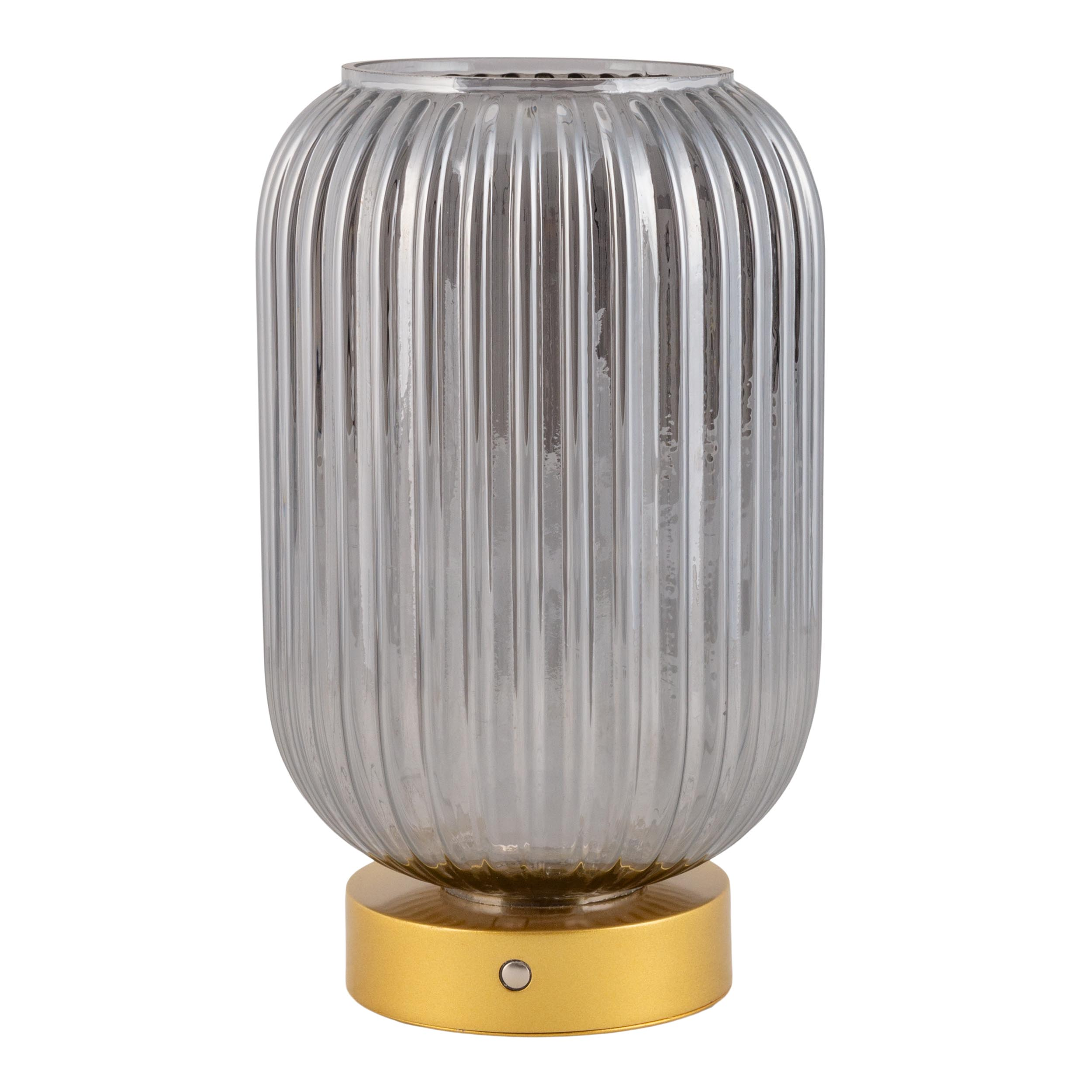 Eine gerippte, klare Glasvase mit goldenem Fuß, isoliert vor weißem Hintergrund.