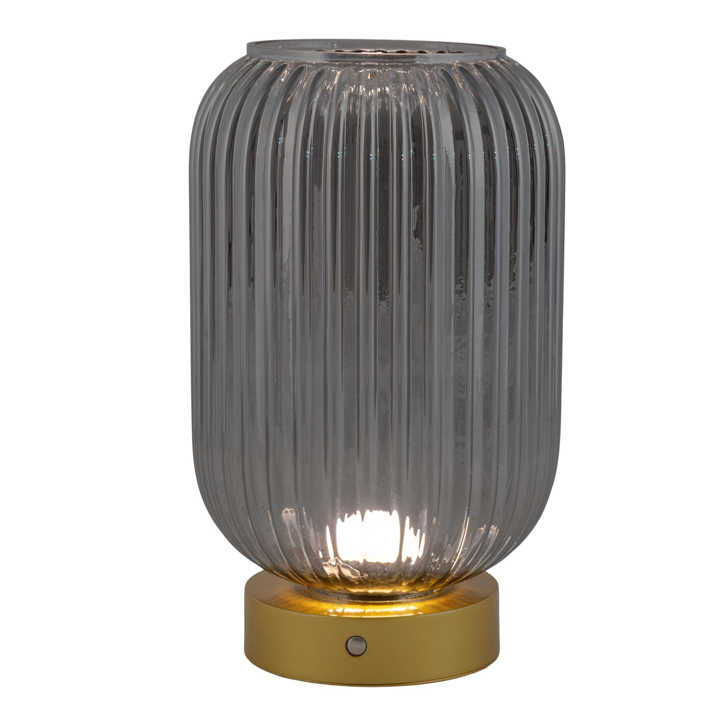 Eine Glaslampe mit goldenem Sockel. Sie hat ein geripptes Design und das Licht ist an.