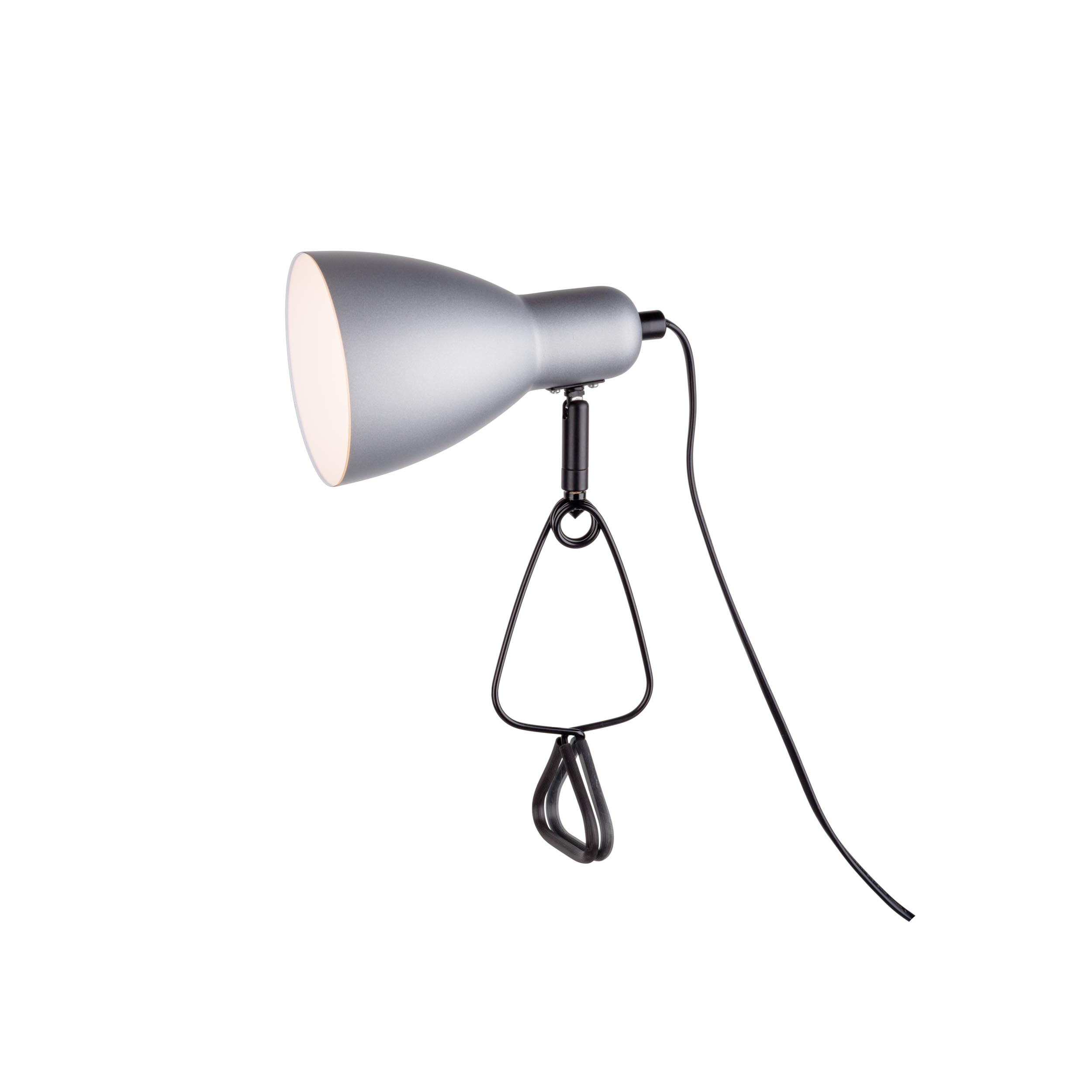 Silberne Lampe mit schwarzem Clip und Kabel. Weißer Hintergrund.