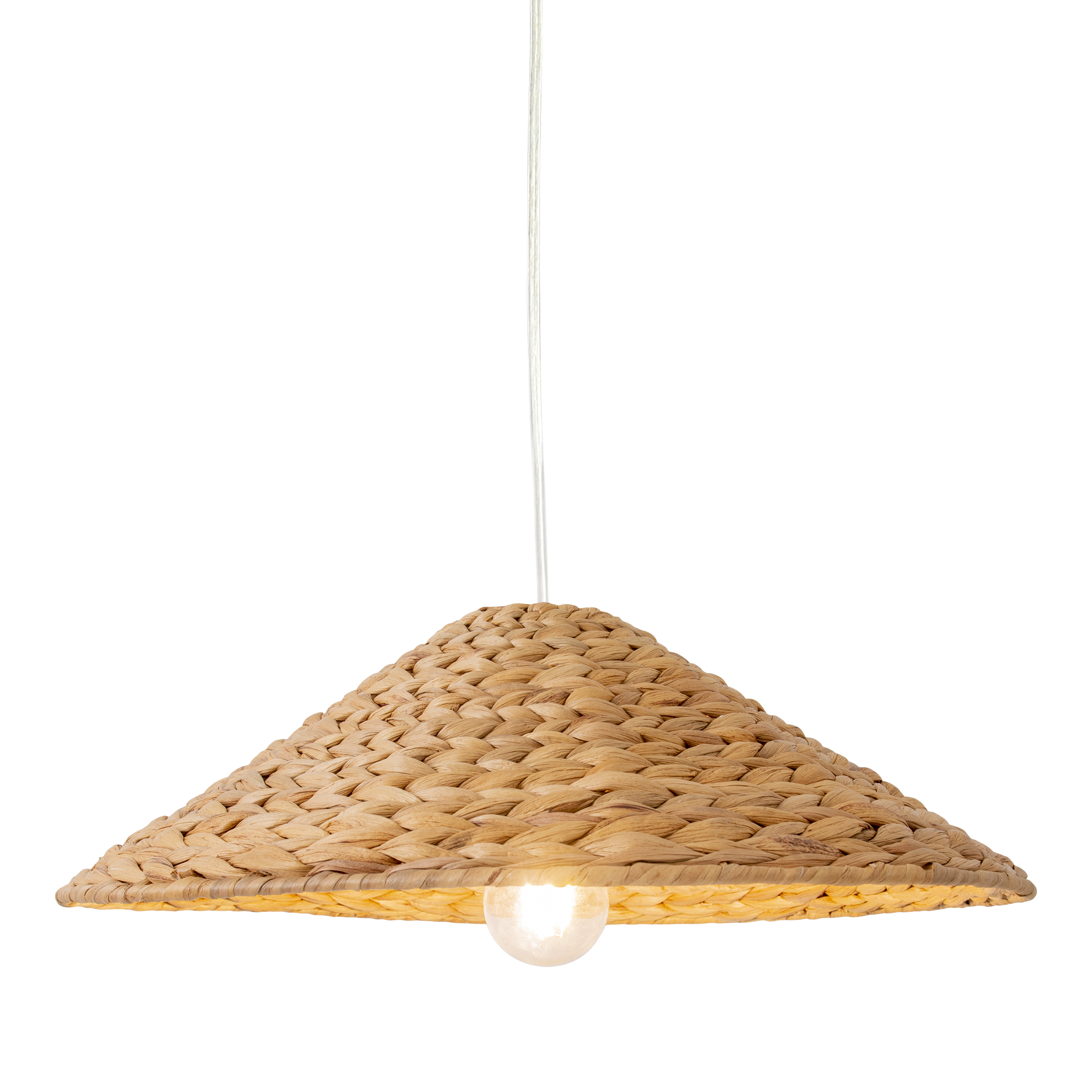 Eine geflochtene Pendelleuchte aus Stroh mit einer Glühbirne. Die Lampe hängt an einem weißen Kabel.