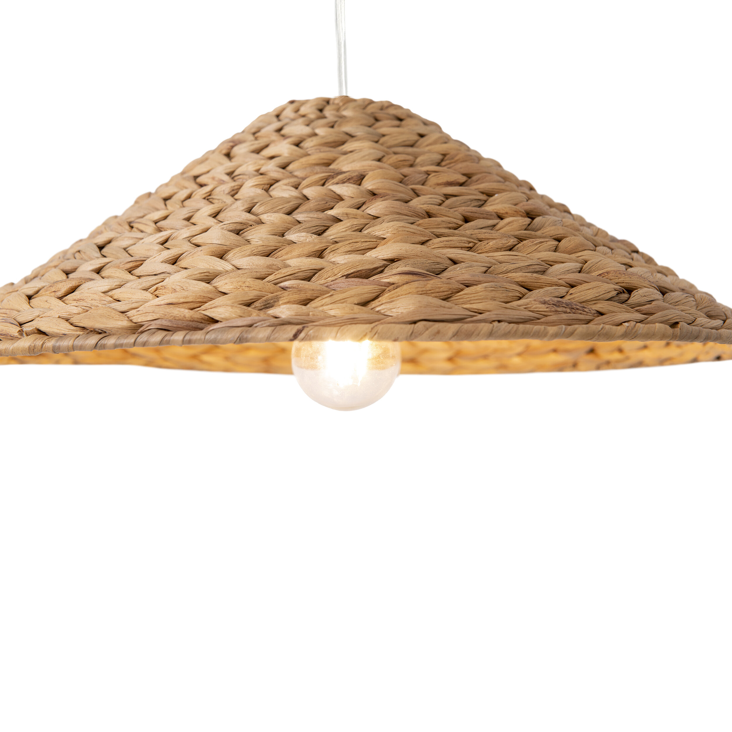 Eine gewebte Pendelleuchte aus Rattan mit einer von unten sichtbaren Glühbirne.