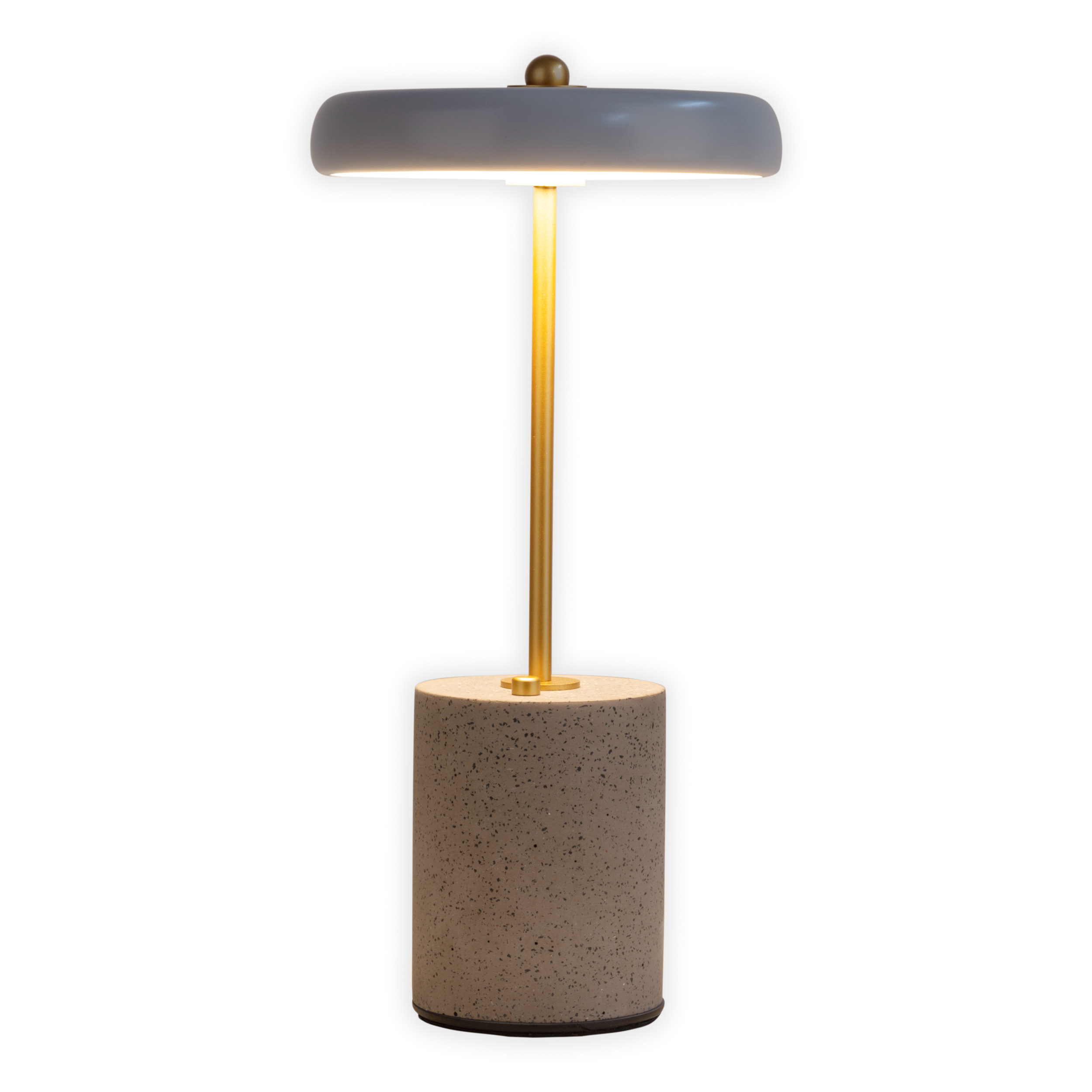 Graue und Messing-Tischlampe mit zylindrischem Sockel und flacher Oberseite. Weißer Hintergrund.