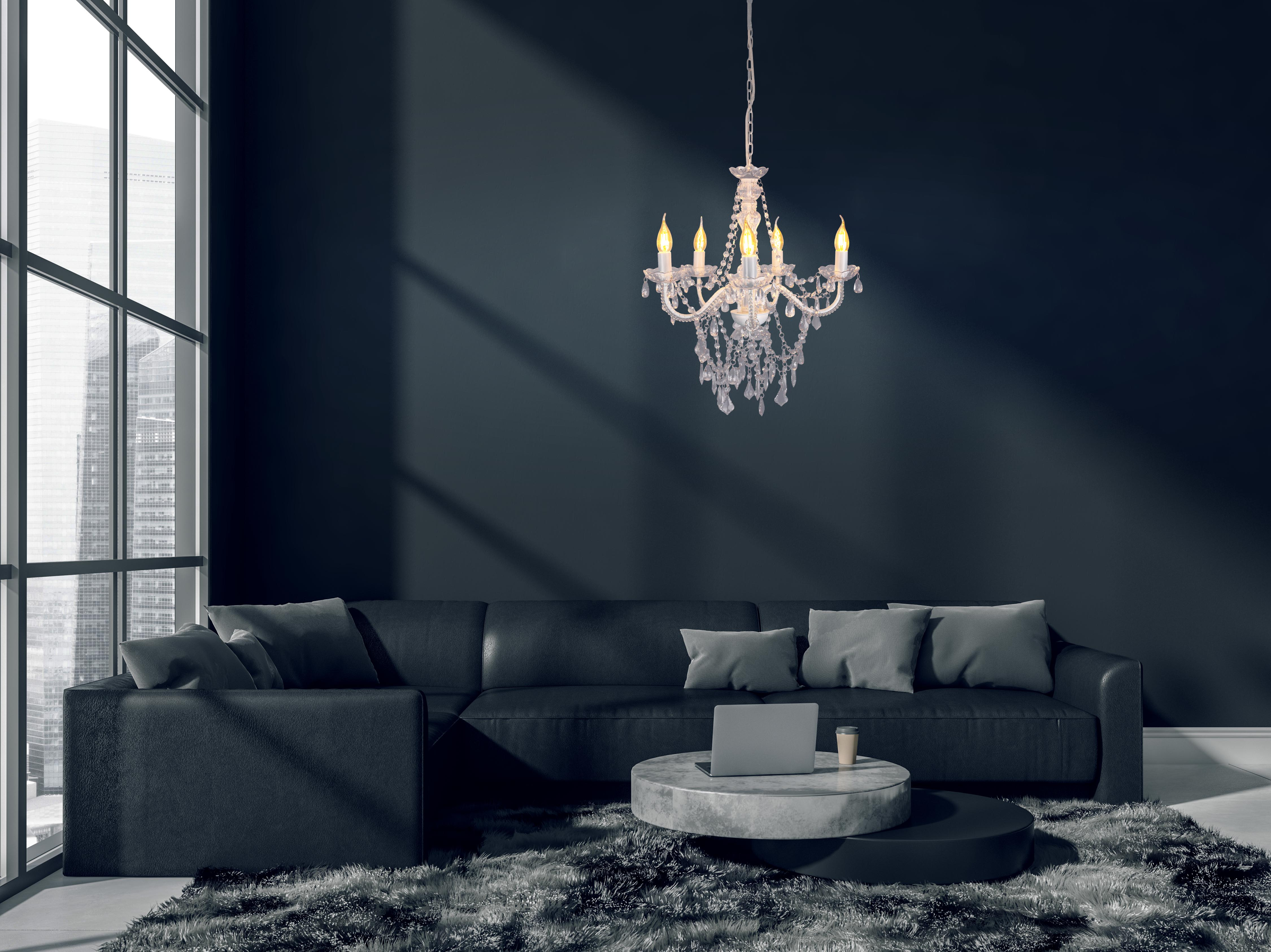 Wohnzimmer mit Kronleuchter, schwarzem Sofa, Teppich und Fenster mit Stadtblick.