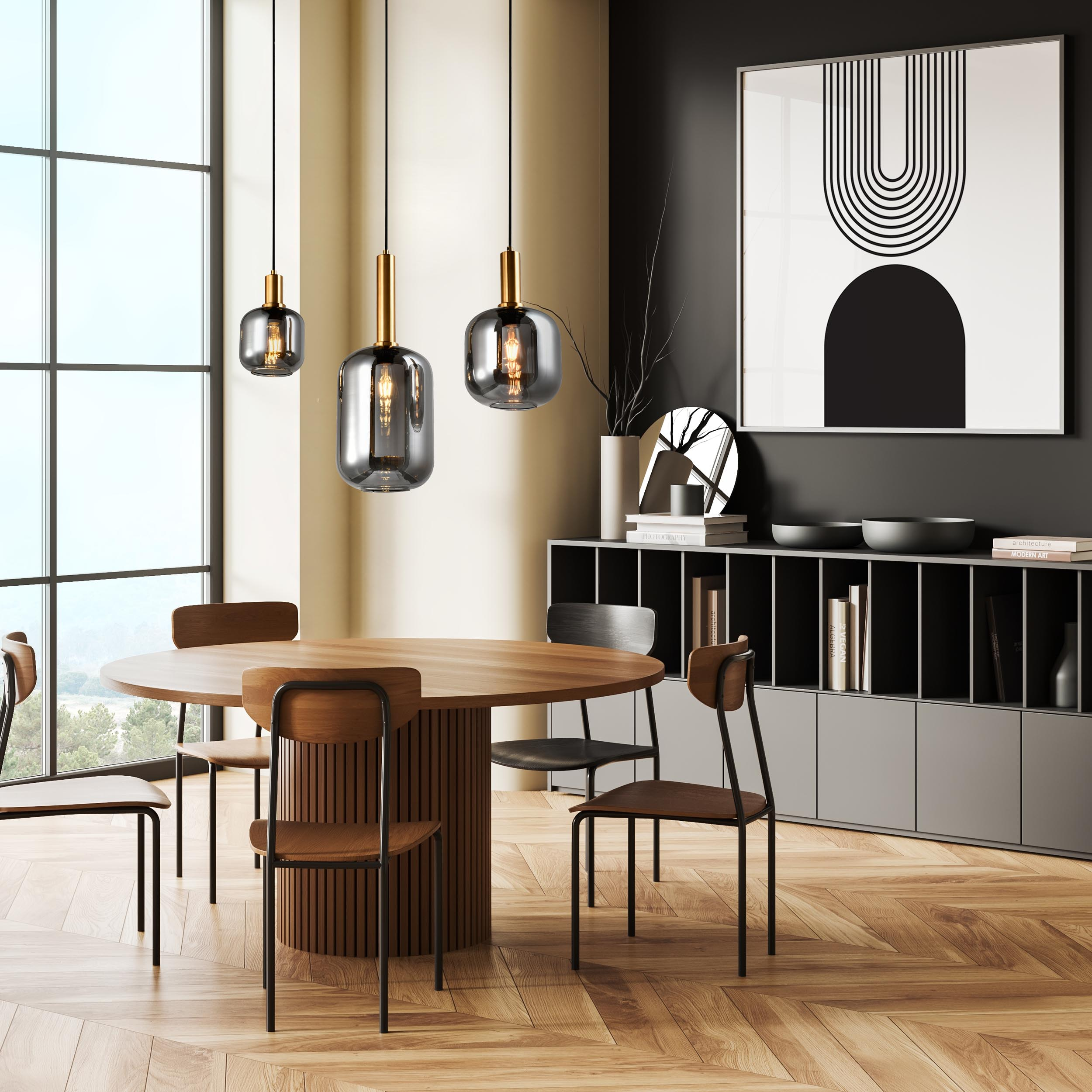 Innenraum mit Esstisch, Stühlen, Pendelleuchten, Kunstwerk und Sideboard.