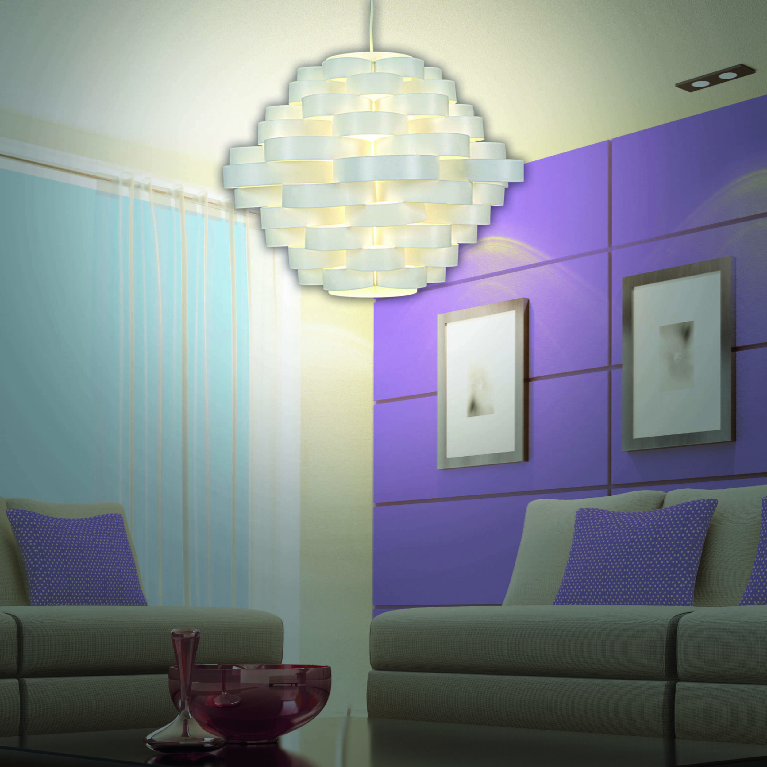 Ein weißer, geschichteter Kronleuchter hängt in einem Raum. Eine lila Wand und Sofas sind dahinter.