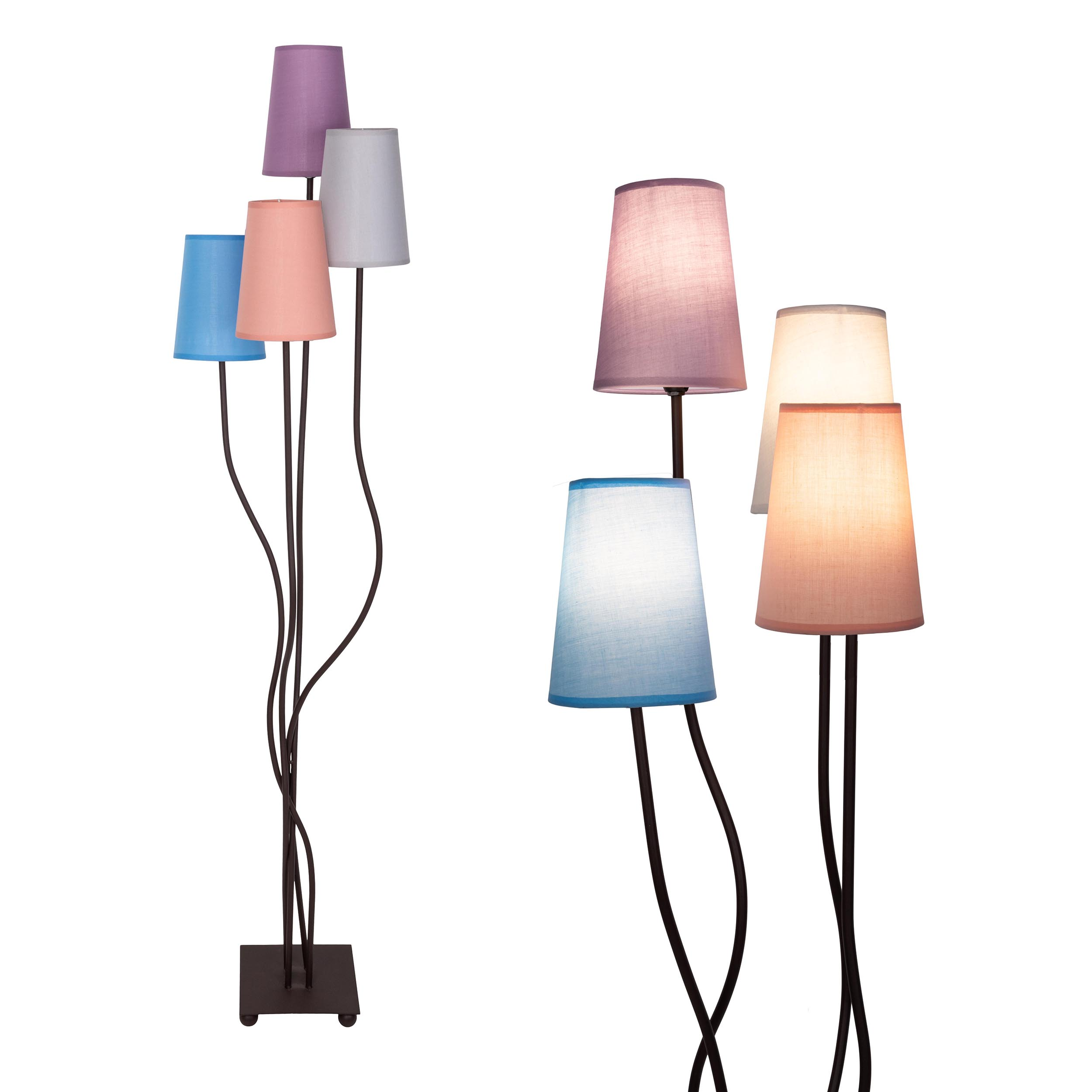 Zwei Stehlampen mit mehreren Lampenschirmen in verschiedenen Farben, auf weißem Grund.