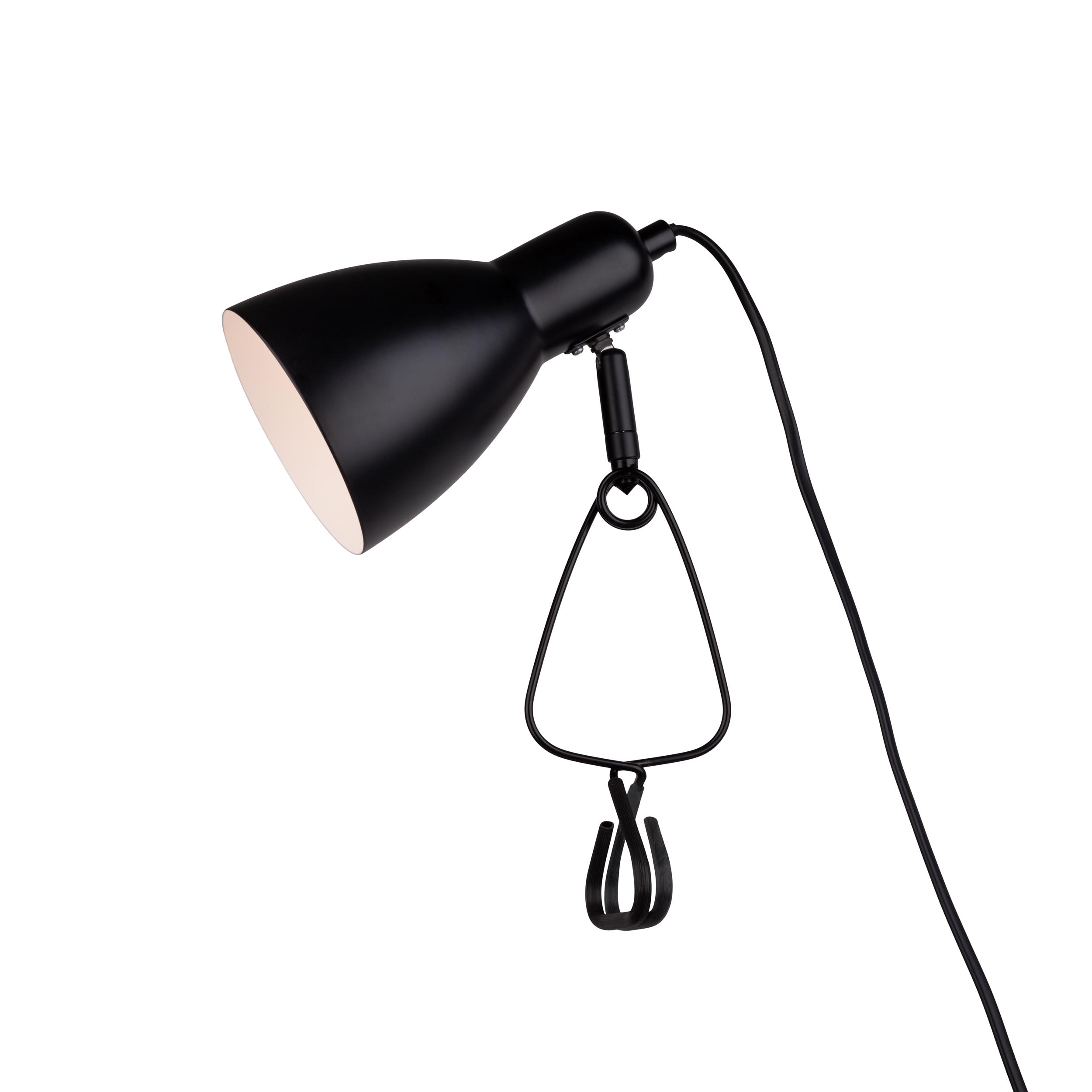 Eine schwarze Schreibtischlampe mit weißem Innenraum und schwarzer Klemme auf weißem Hintergrund.