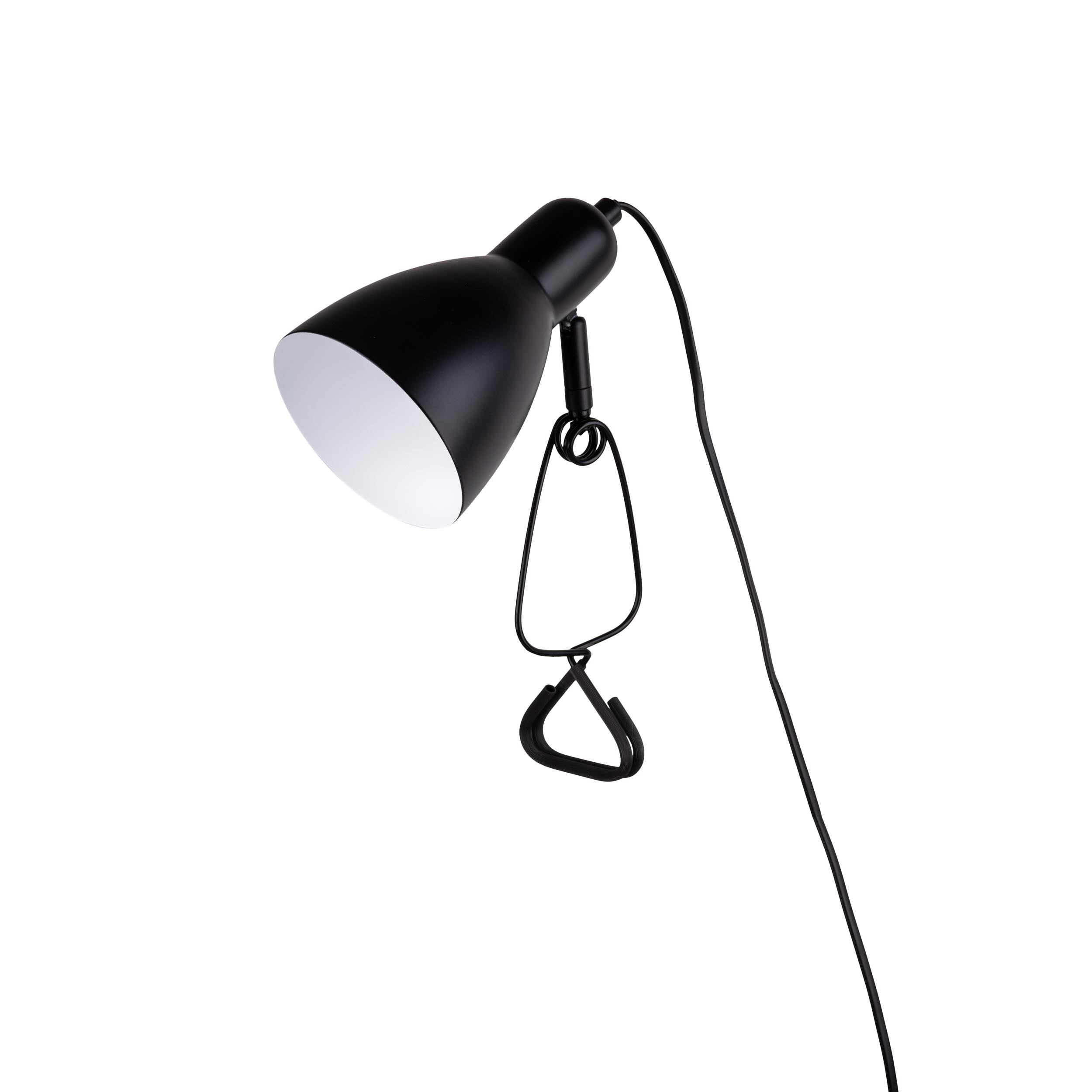 Eine schwarze Schreibtischlampe mit weißem Innenraum auf weißem Hintergrund.
