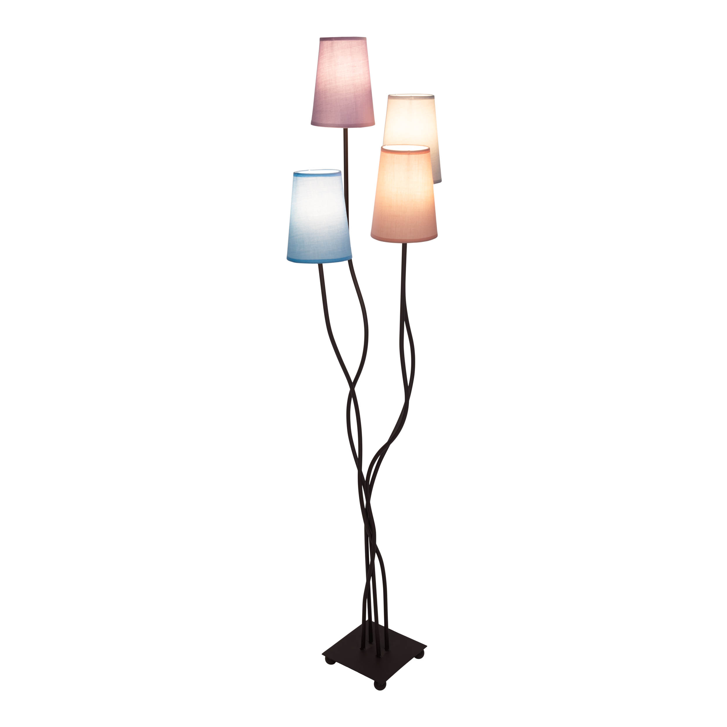 Eine hohe Stehlampe mit vier Schirmen in verschiedenen Farben. Weißer Hintergrund.