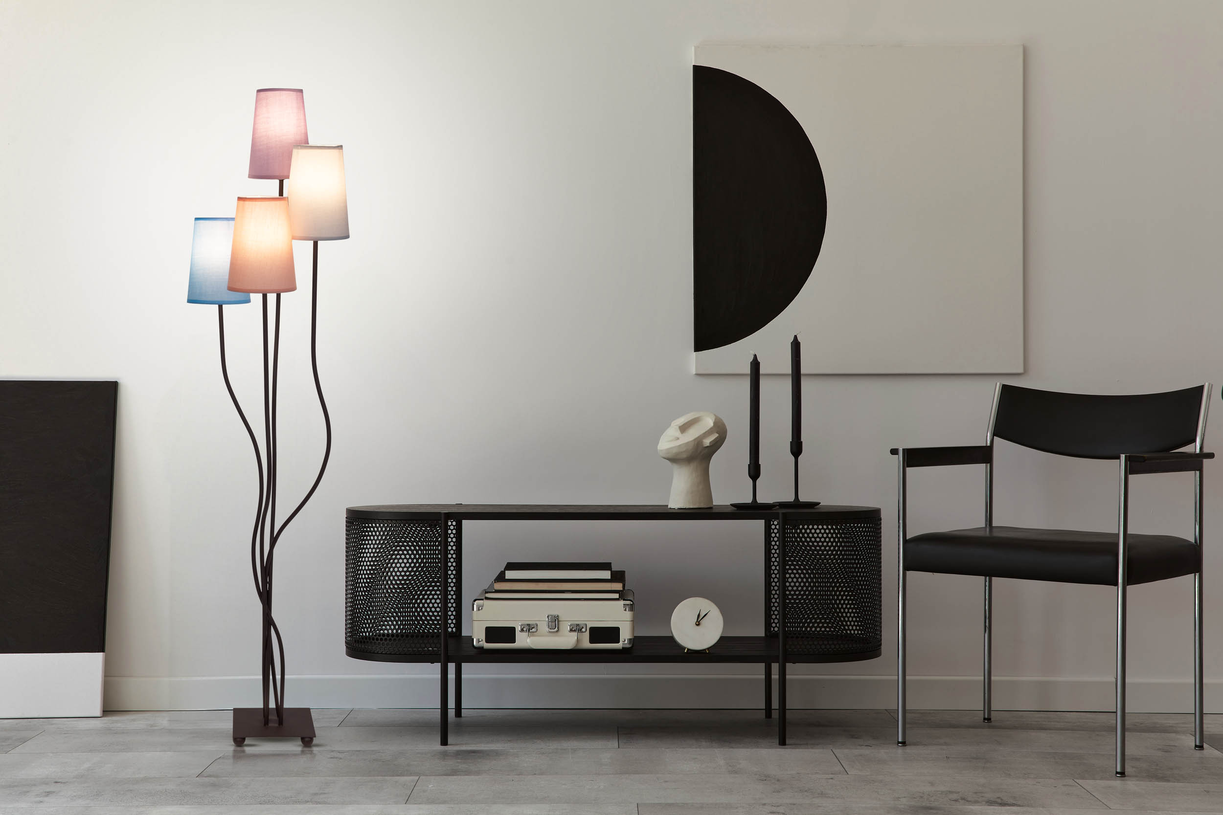 Modernes Wohnzimmer mit Stehlampe. Ein Schwarz-Weiß-Gemälde an der Wand.