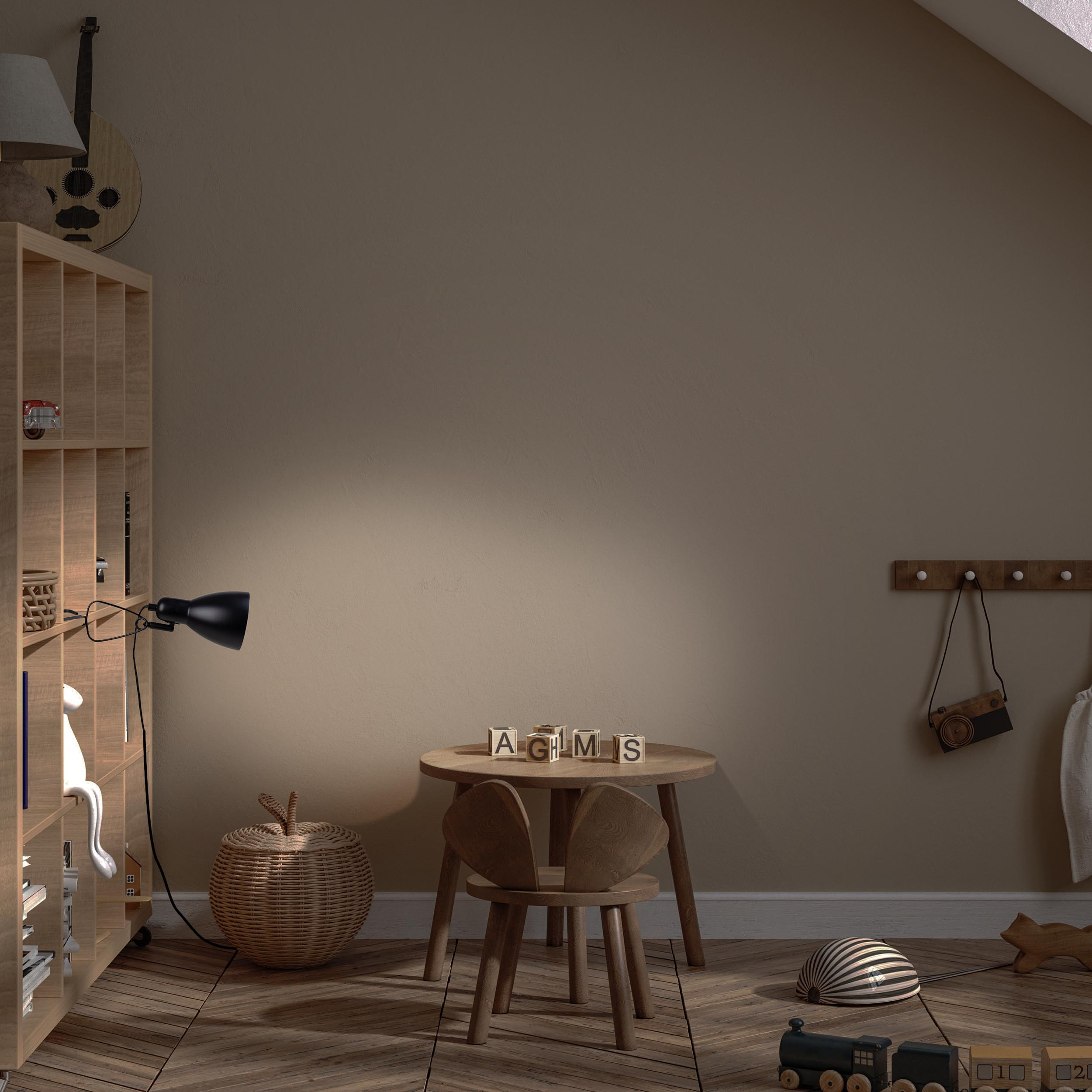 Kinderzimmer, Holzmöbel, Tisch mit Blöcken und Stuhl, Licht vom Fenster.