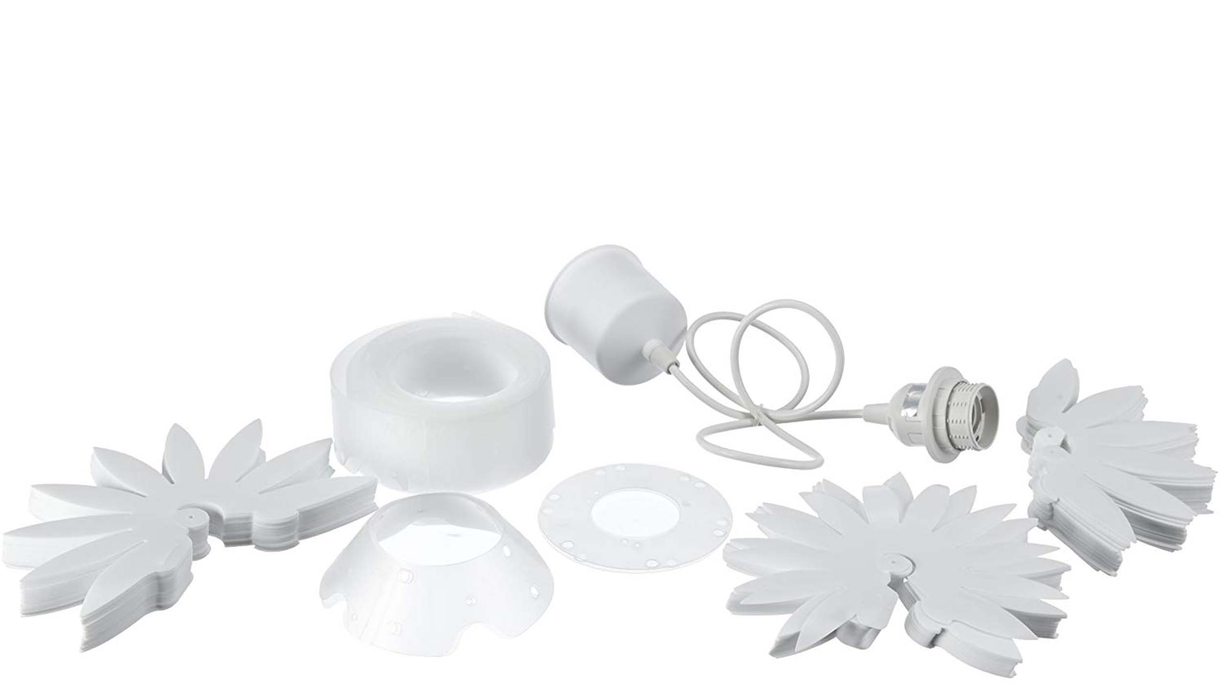 Ein Satz weißer Deckenleuchtenkomponenten, einschließlich blütenförmiger Teile und Kabel.
