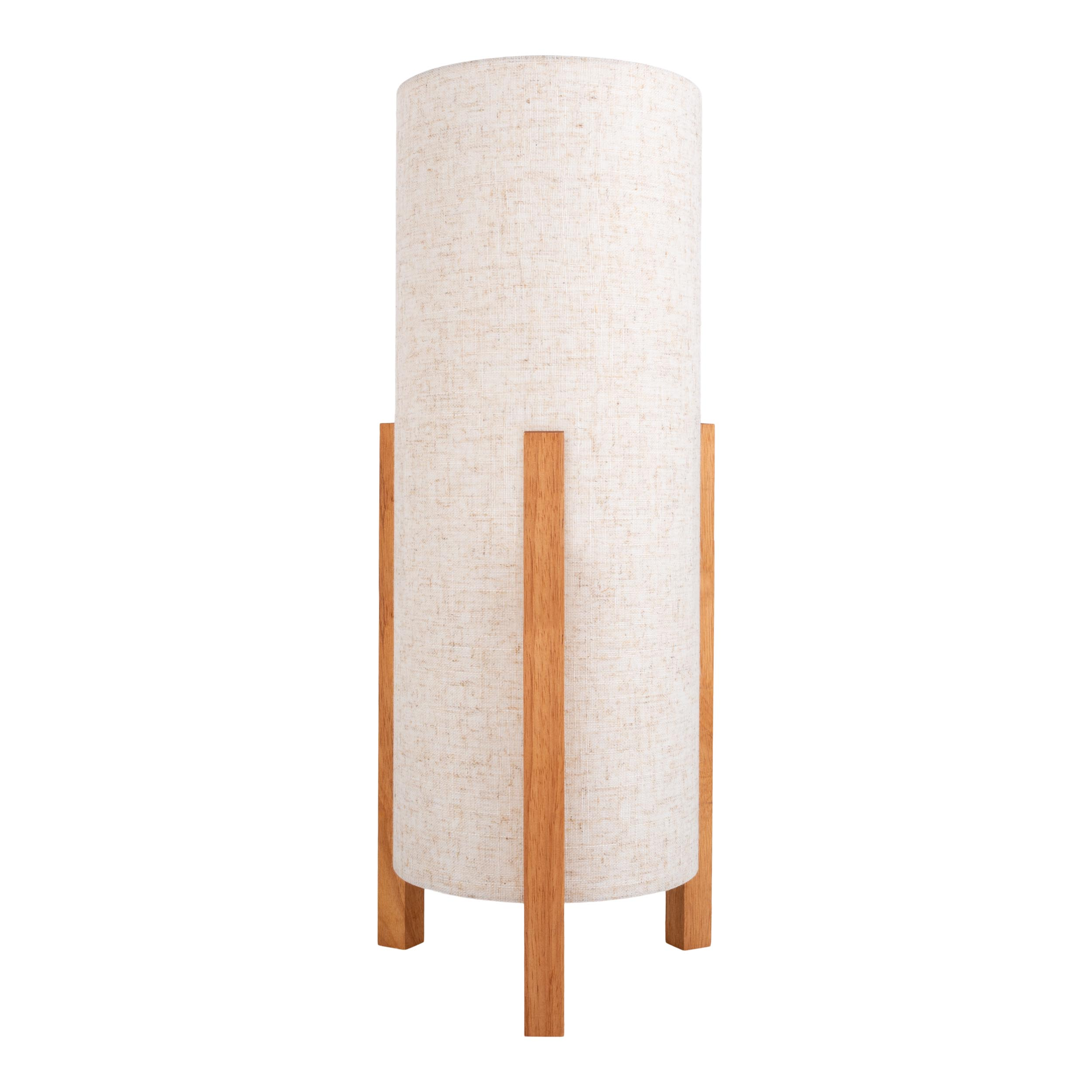 Zylindrische Lampe mit beigem Stoffschirm und Holzsockel. Sie steht auf weißem Hintergrund.