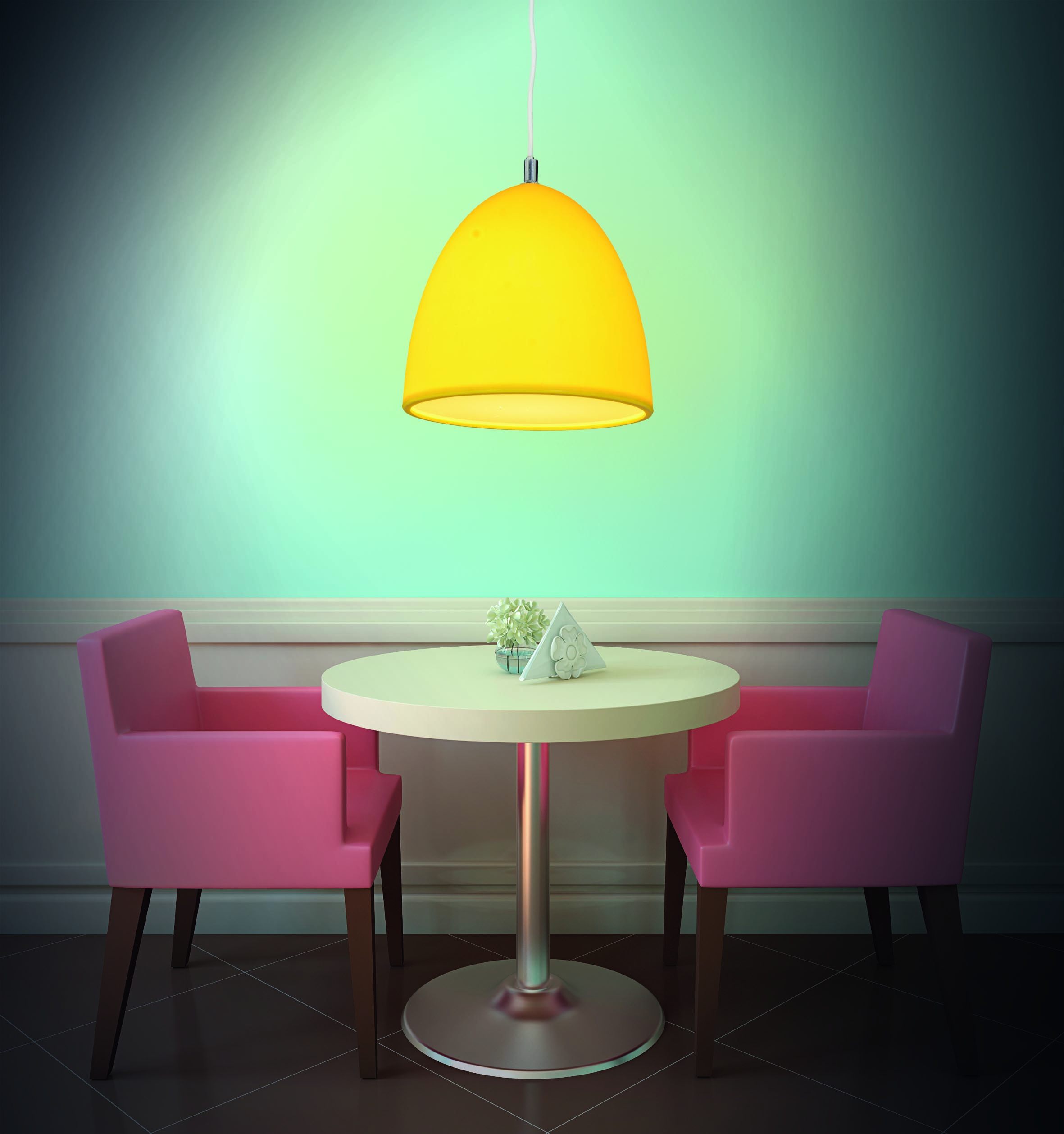 Café-Szene mit einer gelben Pendelleuchte über einem Tisch. Zwei rosa Stühle, weiße Vase und Serviette.