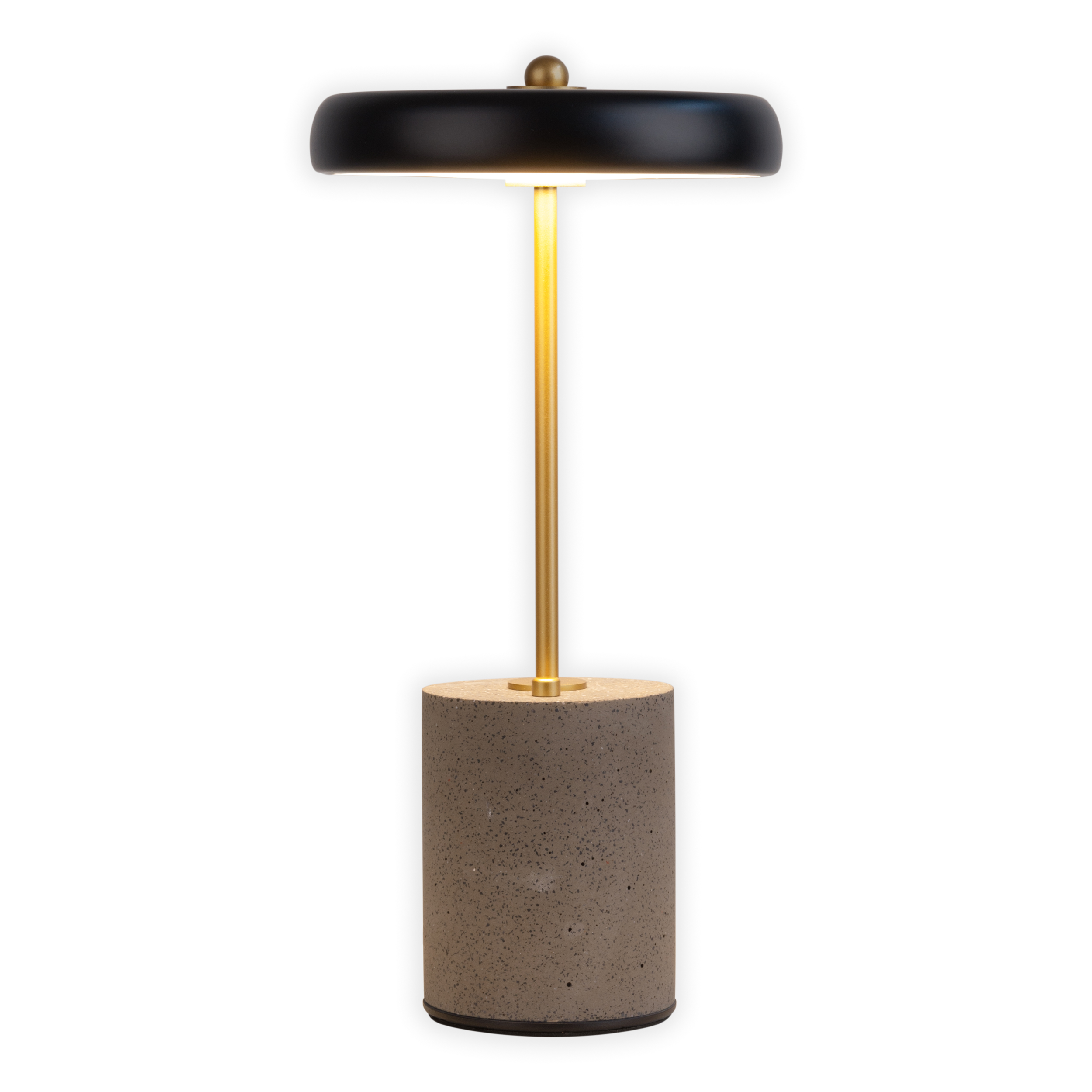 Eine moderne Tischlampe mit Betonfuß, Messingstiel und einem schwarzen, scheibenförmigen Lampenschirm.