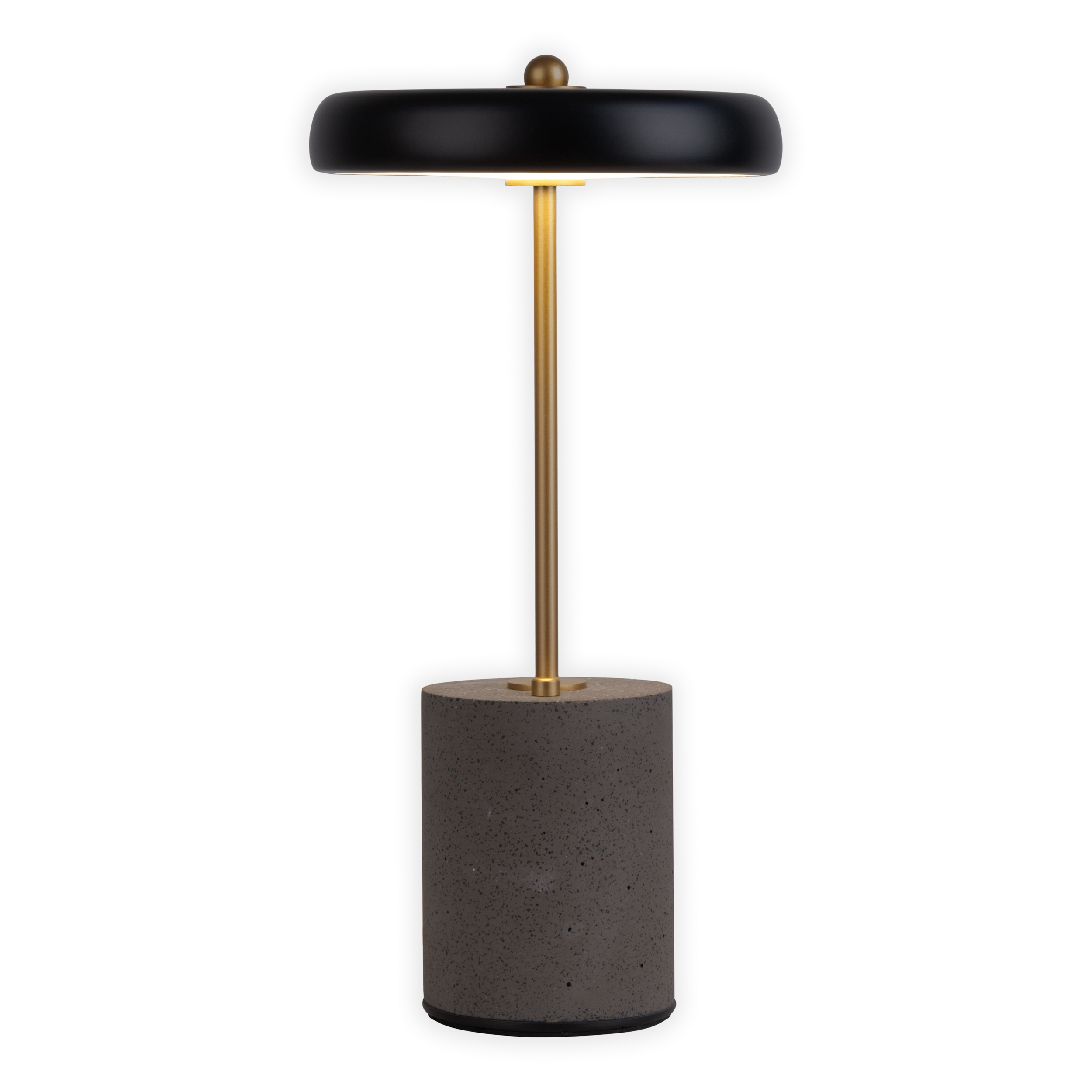 Eine moderne Lampe mit Betonfuß, Messingstiel und schwarzem Oberteil, auf Weiß.