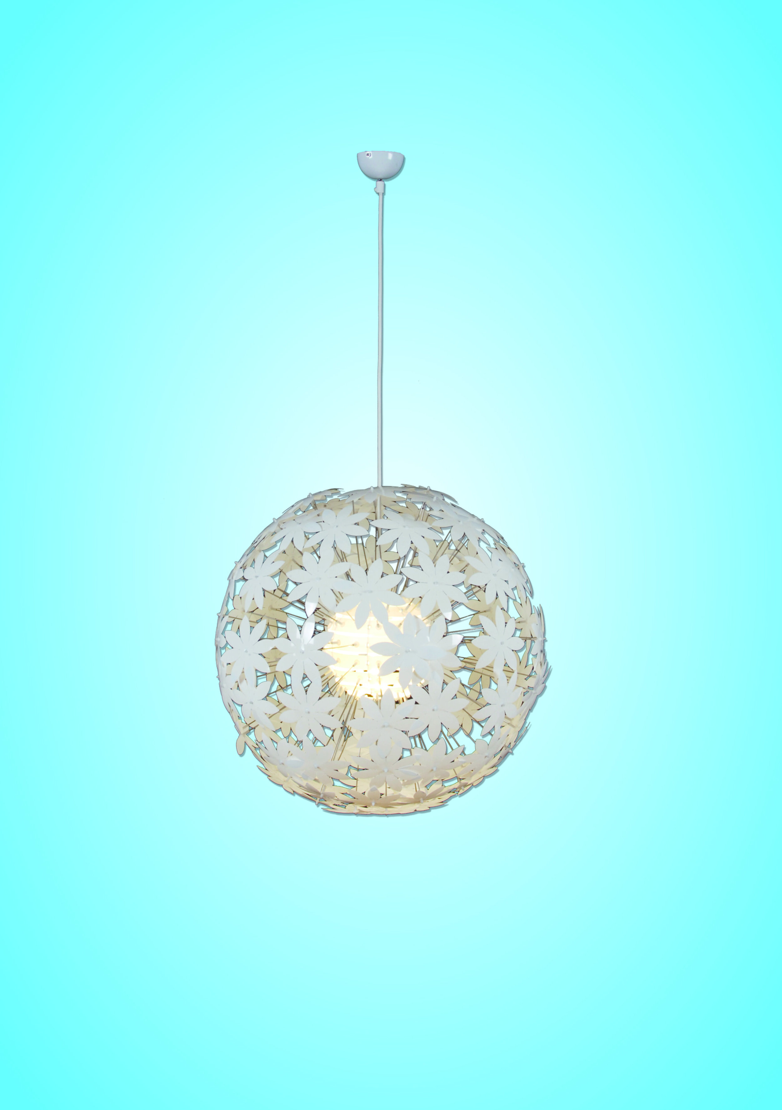 Suspension florale blanche suspendue sur fond bleu. De forme sphérique.