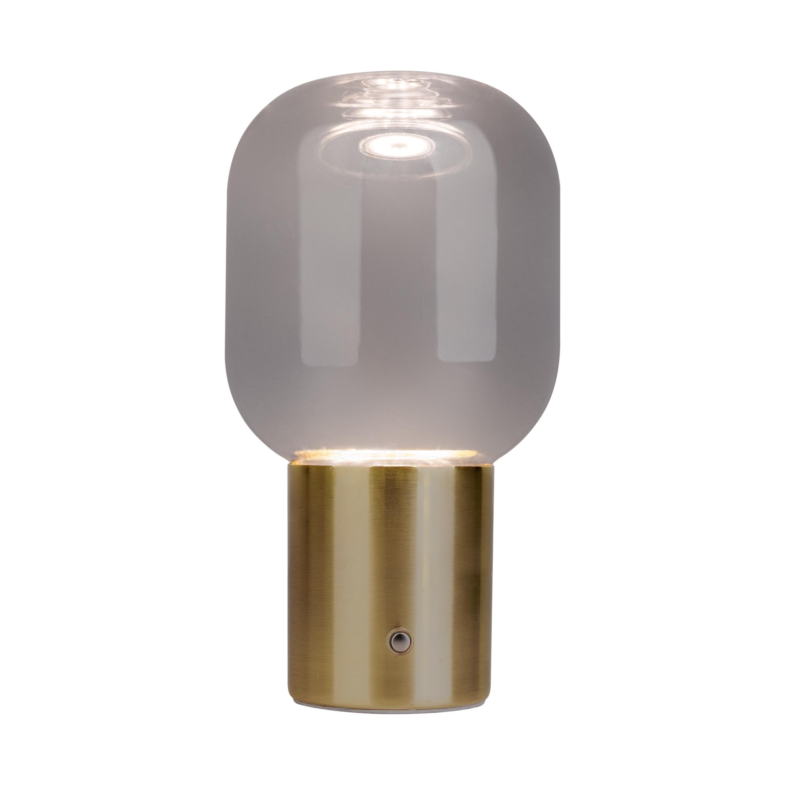 Tischlampe mit goldenem Sockel und einem mattierten, abgerundeten Glasschirm mit Licht.