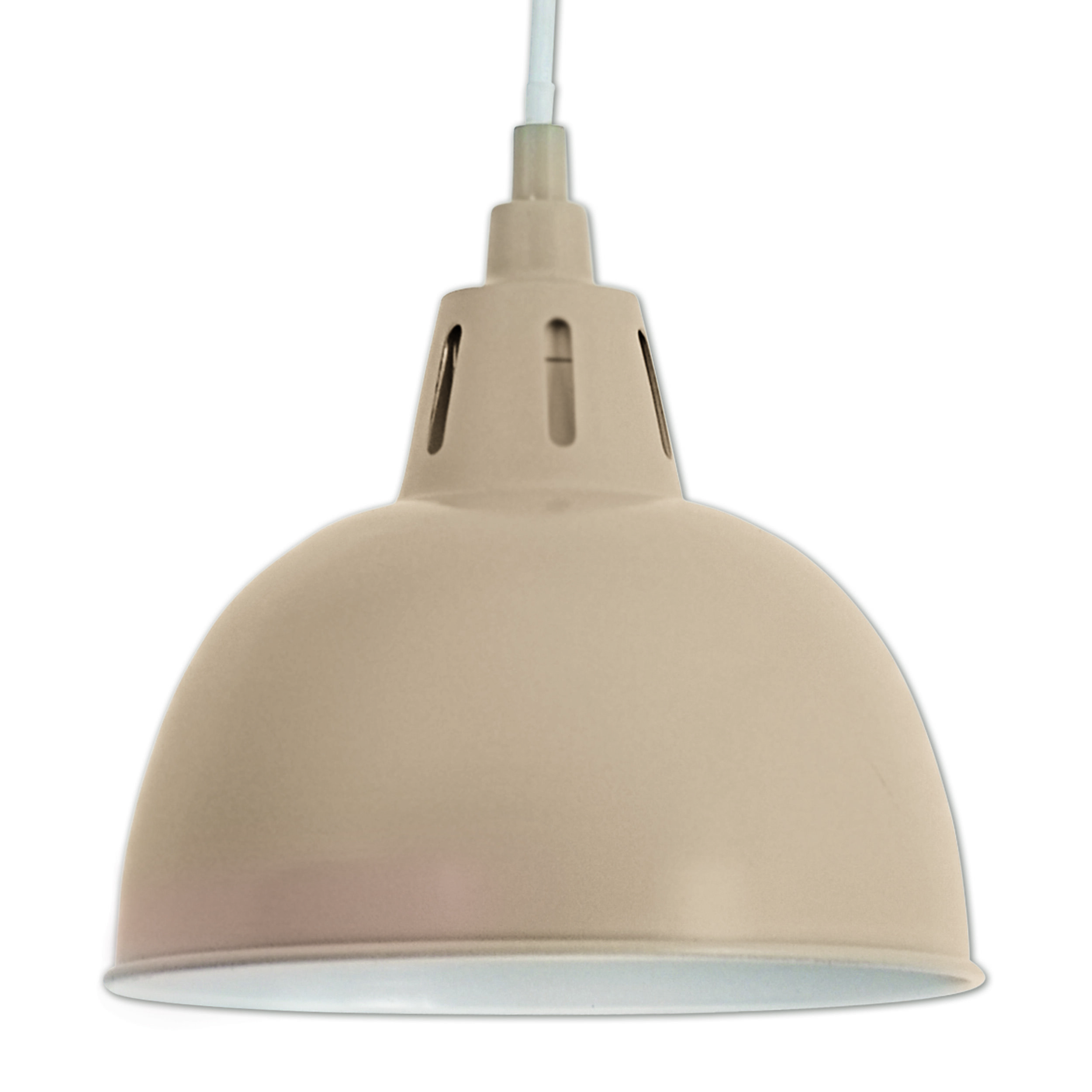 Eine beige, kuppelförmige Pendelleuchte mit weißem Innenraum, isoliert auf Weiß.