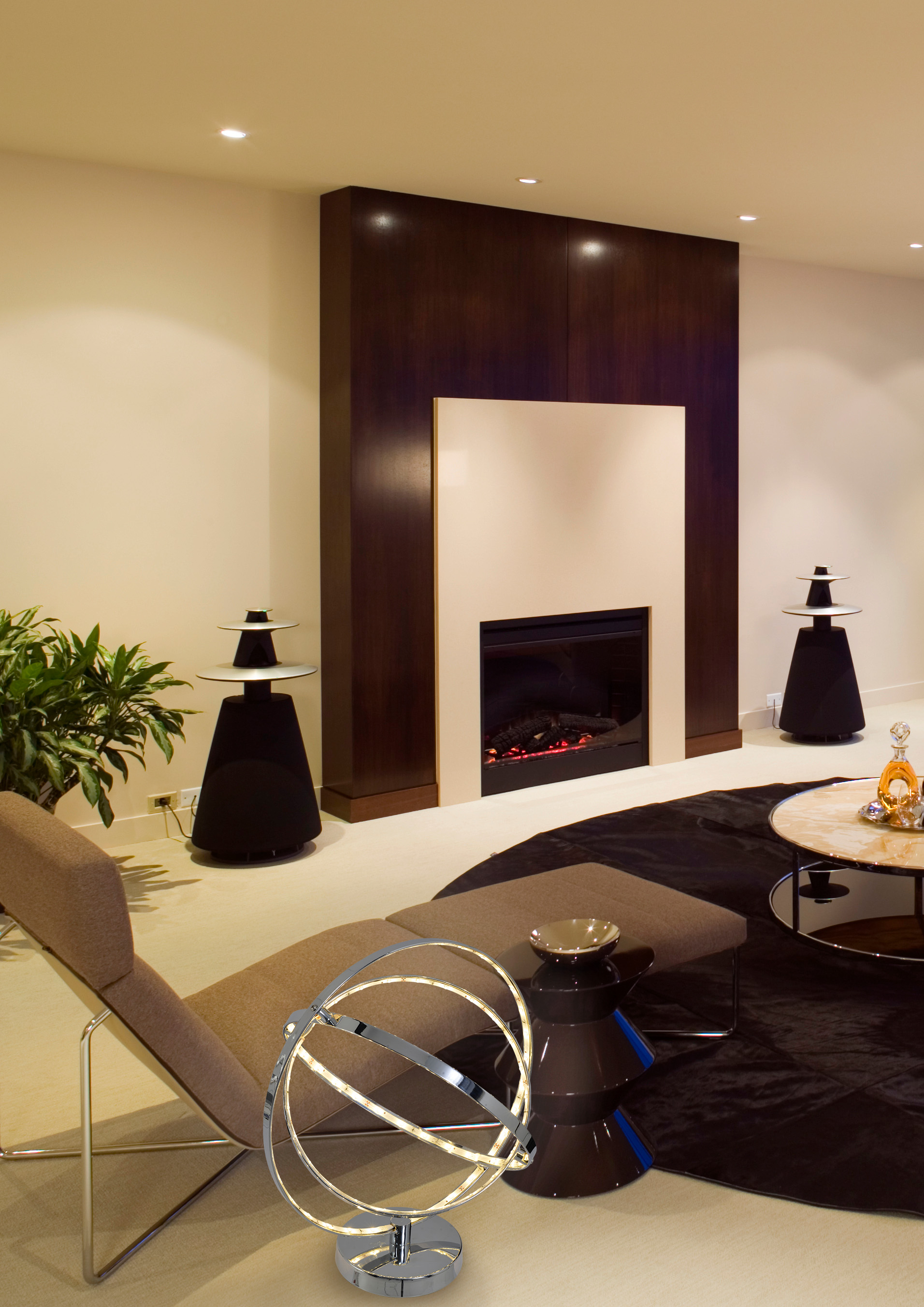 Wohnzimmer mit Kamin, moderner Lampe, Stuhl und dekorativen Lautsprechern.