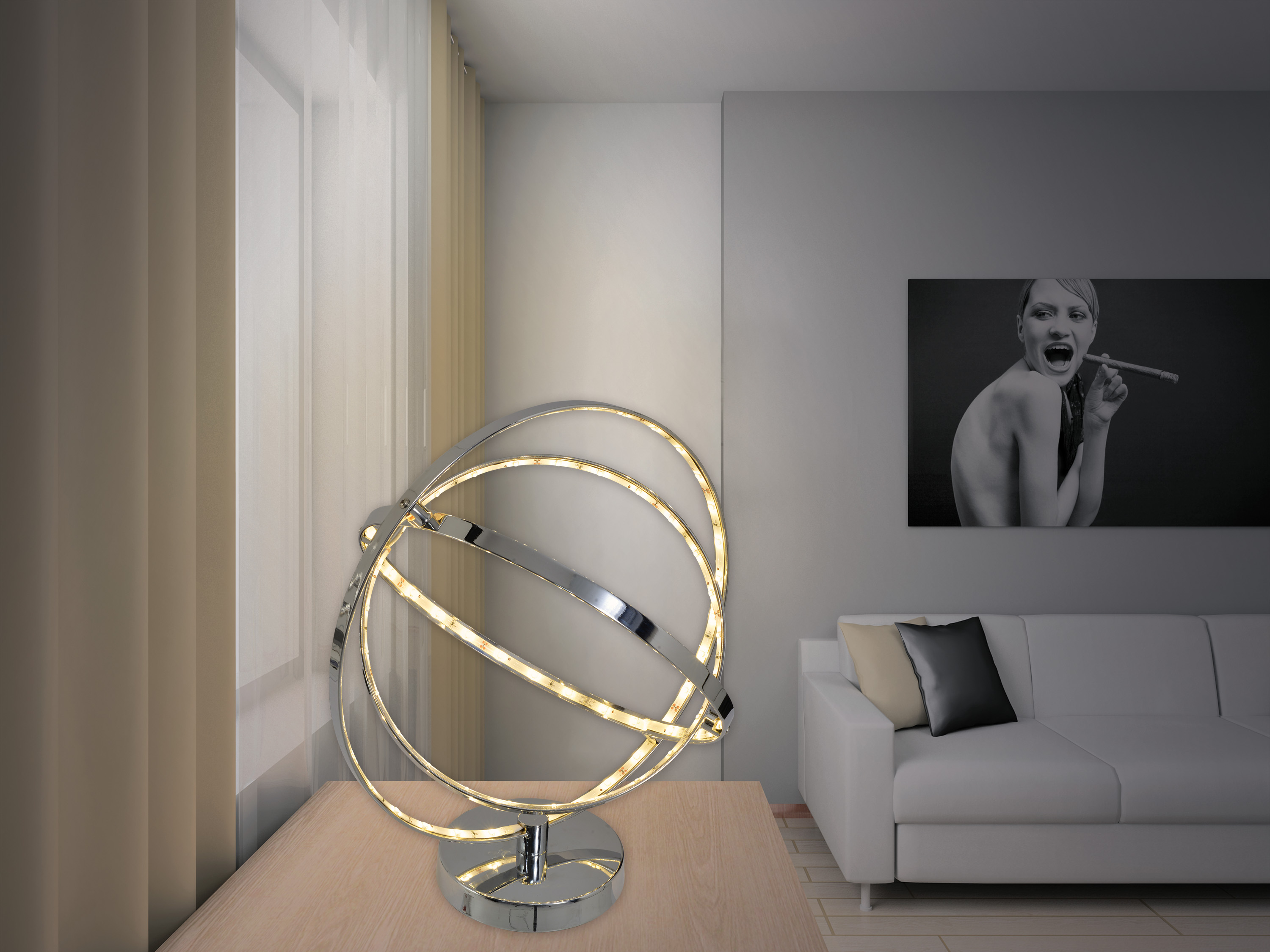 Moderne Lampe aus Silber und Weiß mit drei Lichtringen auf einem Holztisch neben einem weißen Sofa.