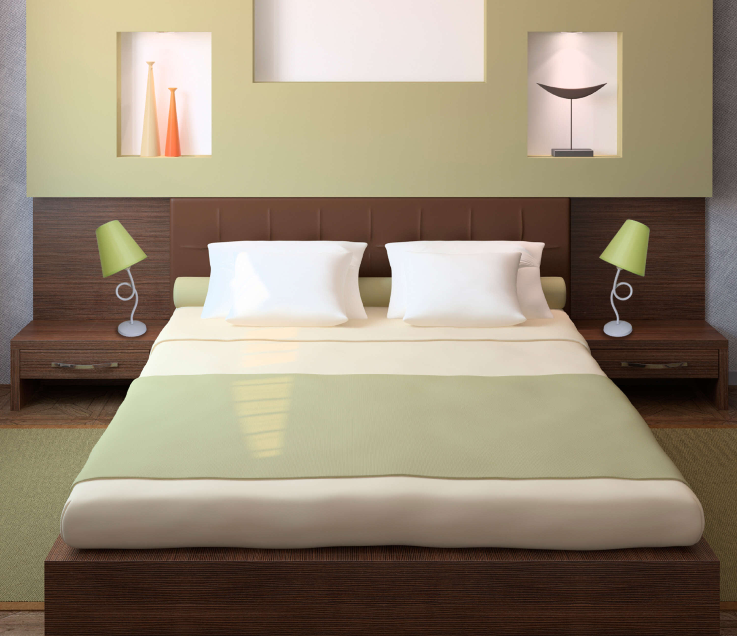 Schlafzimmer mit Doppelbett, zwei Nachttischen mit Lampen und Wandnischen über dem Bett.