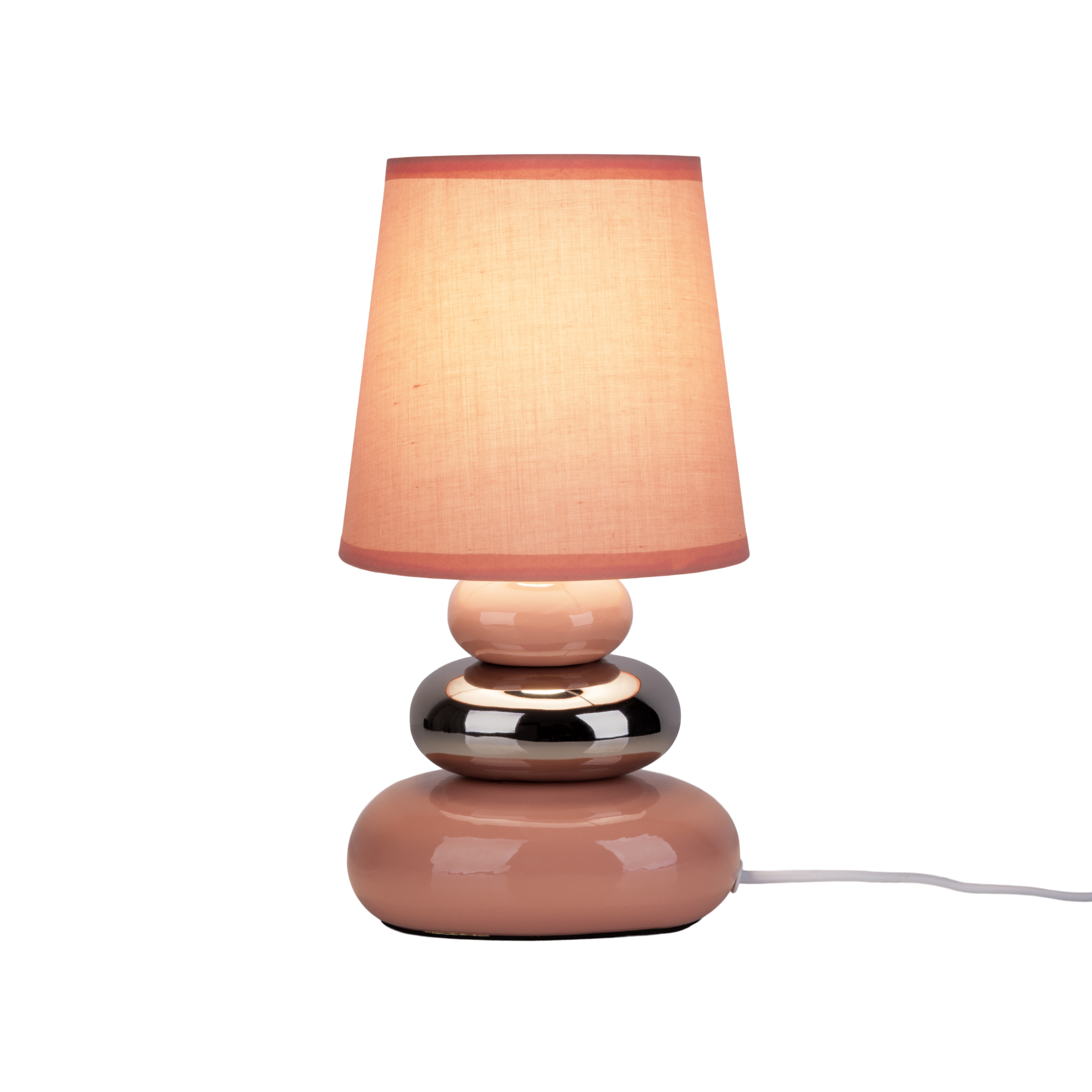 Rosafarbene gestapelte Lampe mit rosa Lampenschirm. Der Sockel hat einen silbernen Ring.